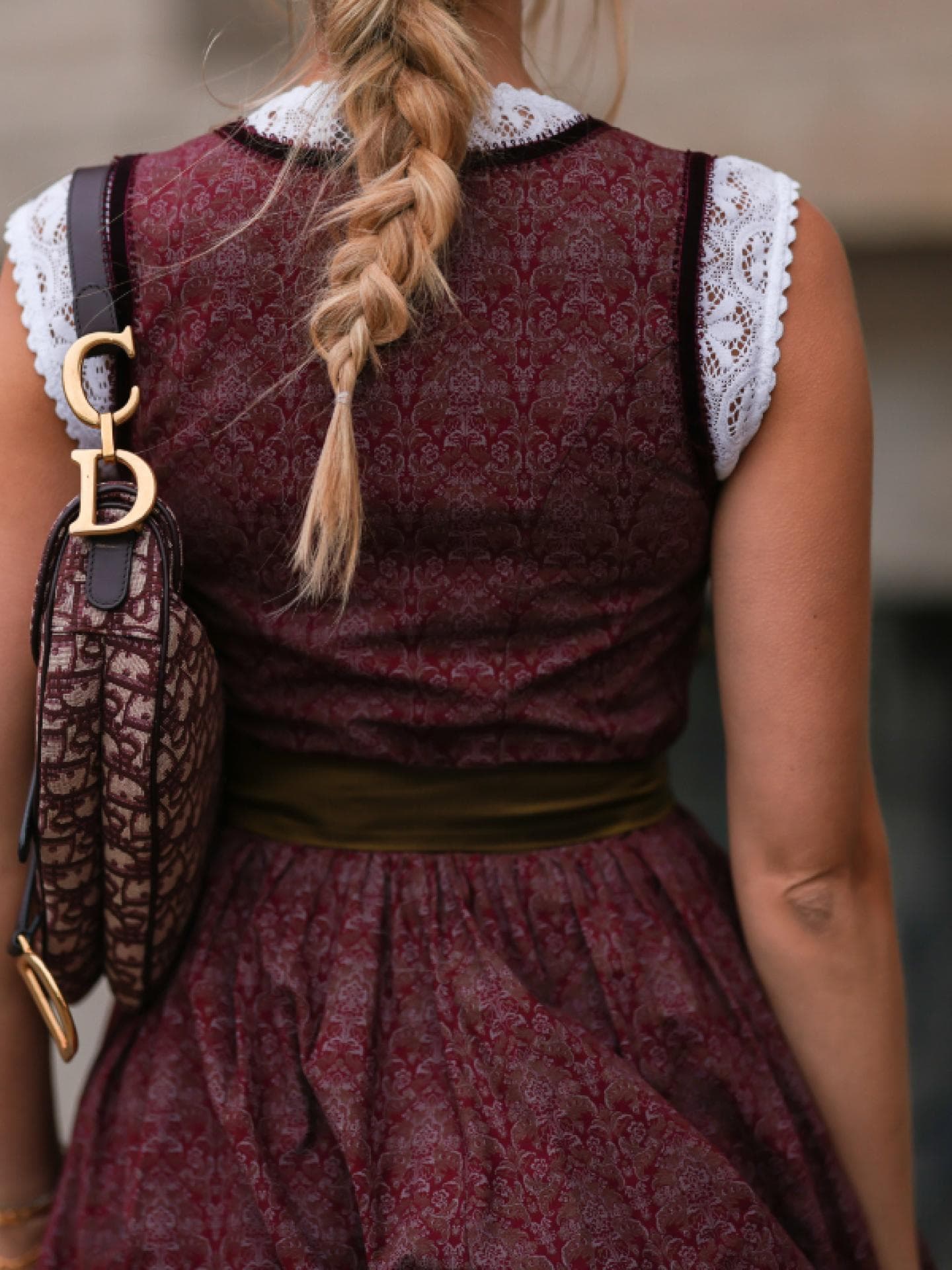 Tasche zum Dirndl Frau mit einer Handtasche zum Dirndl