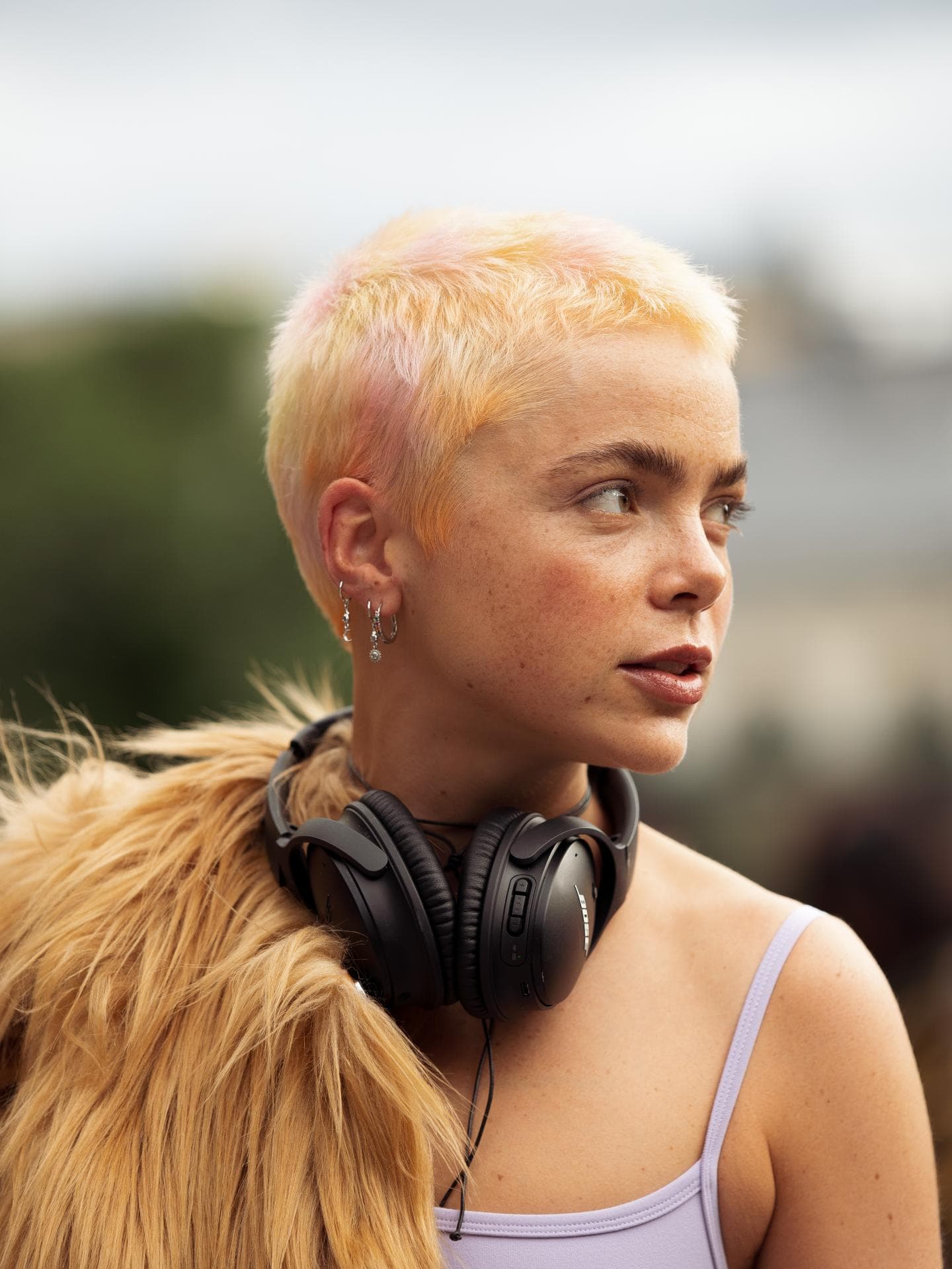 Frau mit blondem Pixie