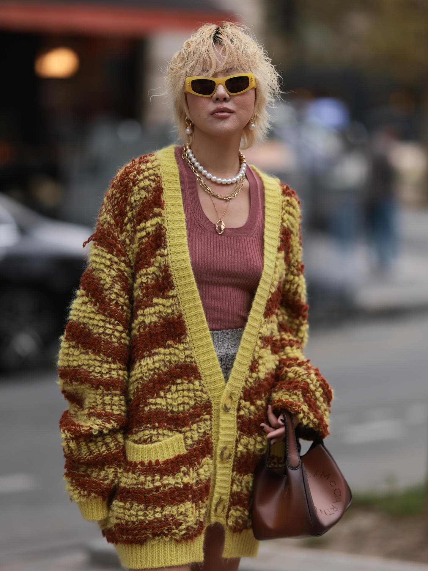 Frau mit blonden Locken