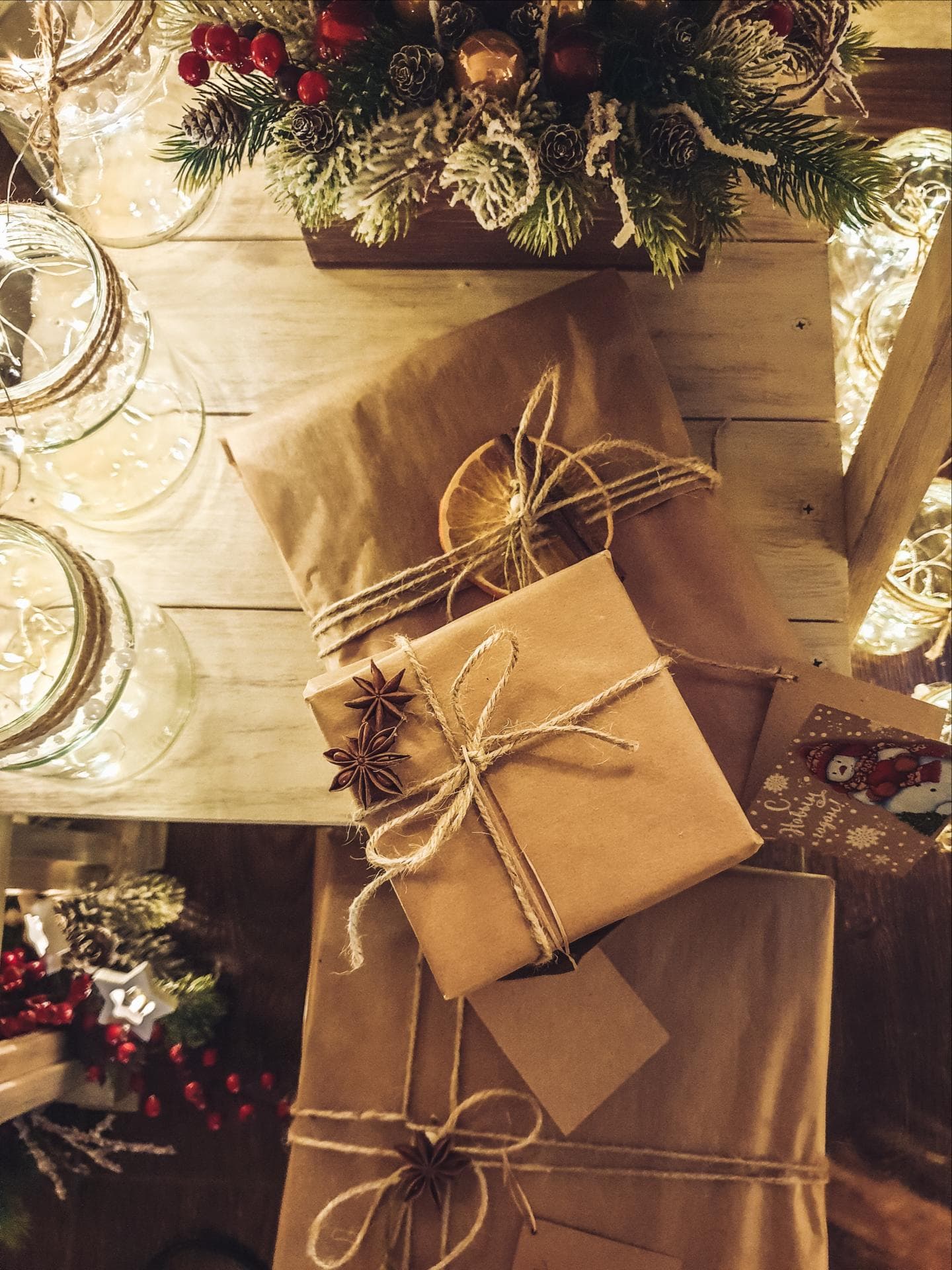 Weihnachtsgeschenke in braunem Papier
