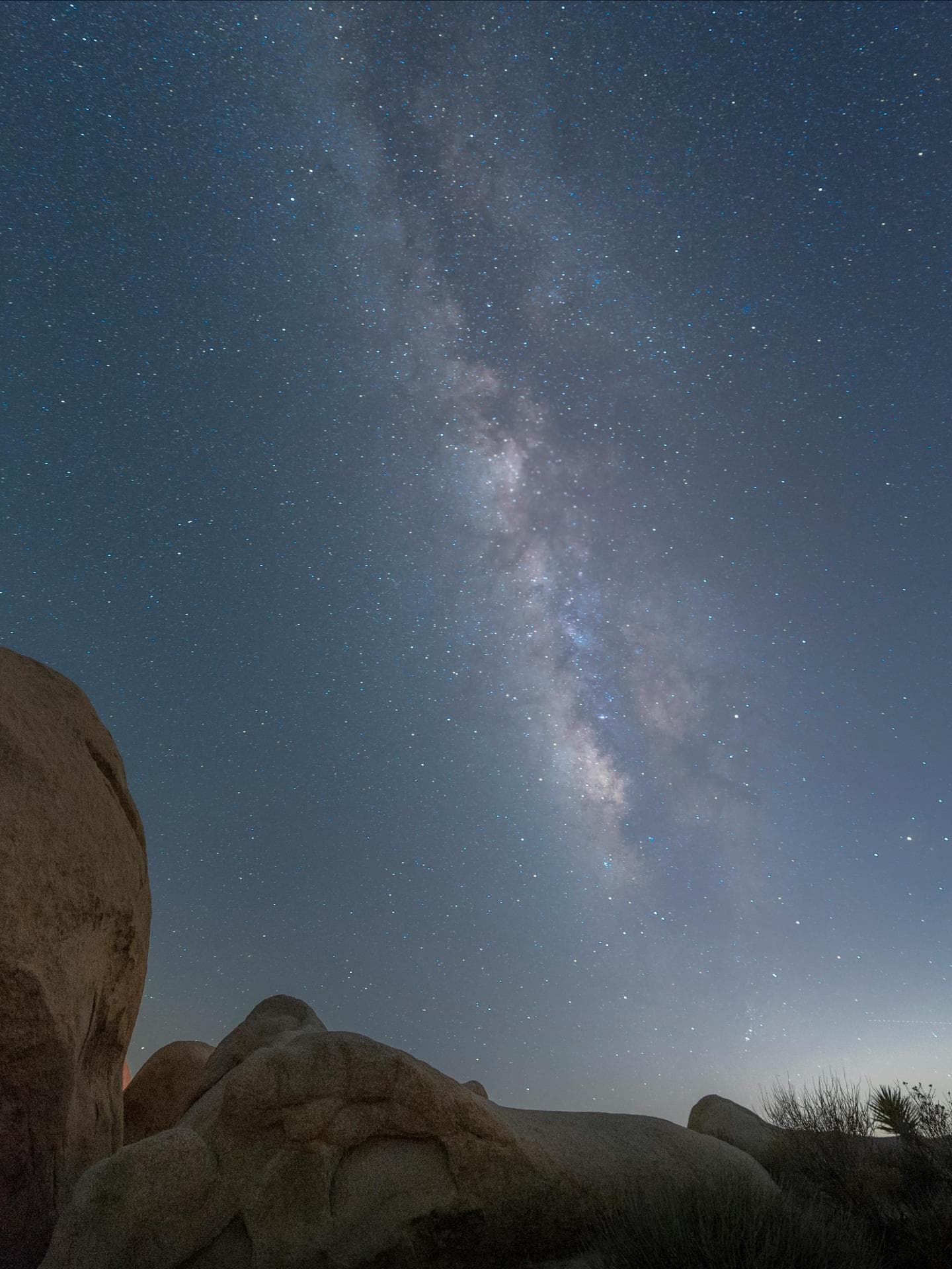 Sternenhimmel vor Fels