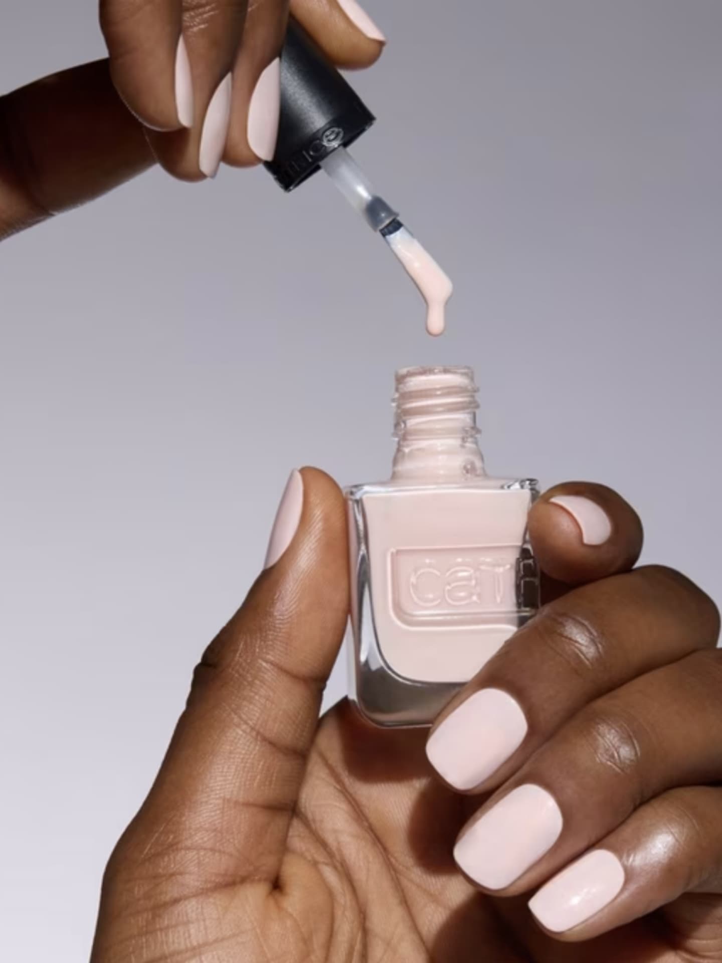 Gel-Nägel ohne UV Lampe? Dieser Drogerie-Nagellack macht es möglich
