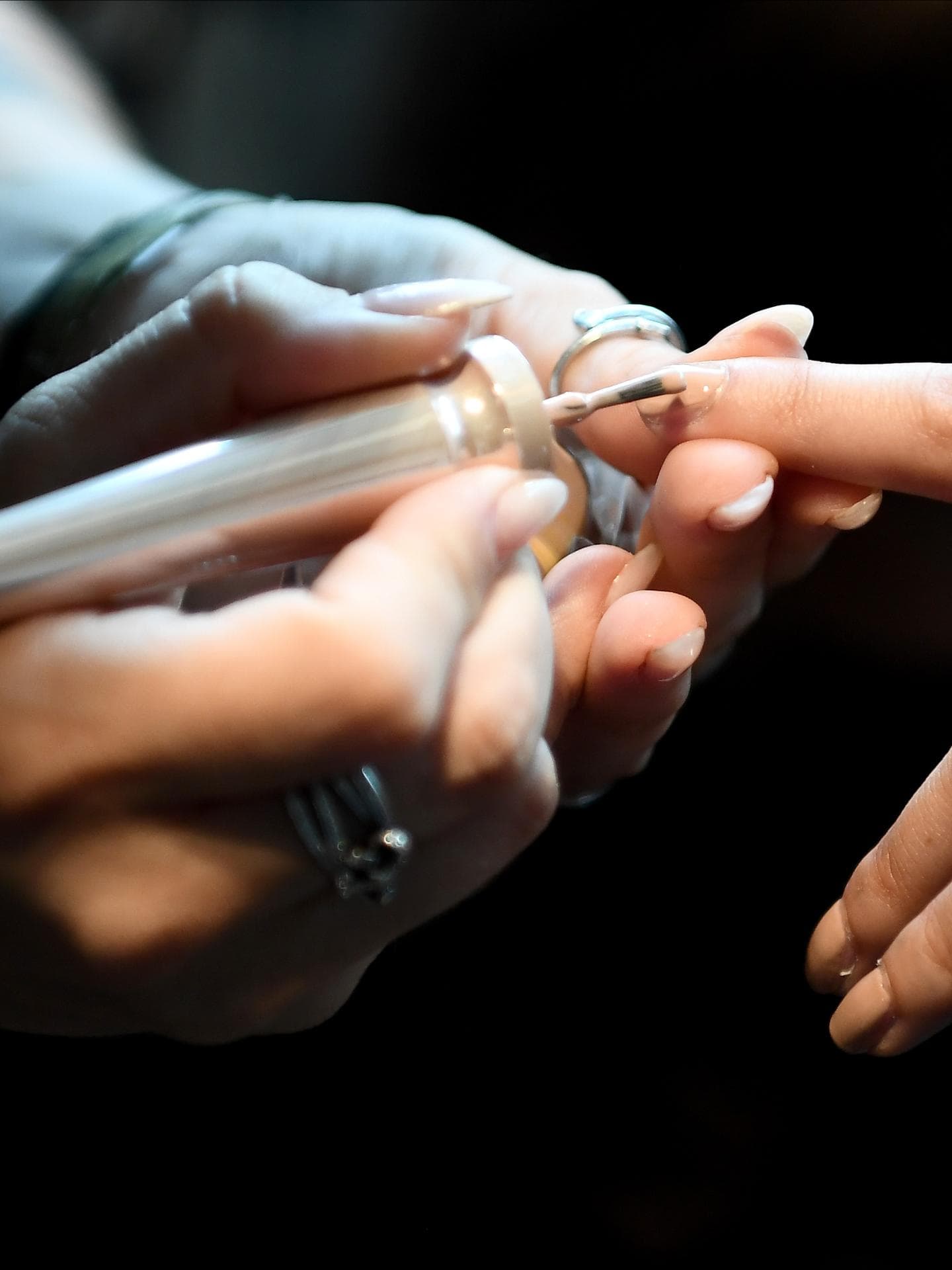 Nagel wird mit Nagellack lackiert