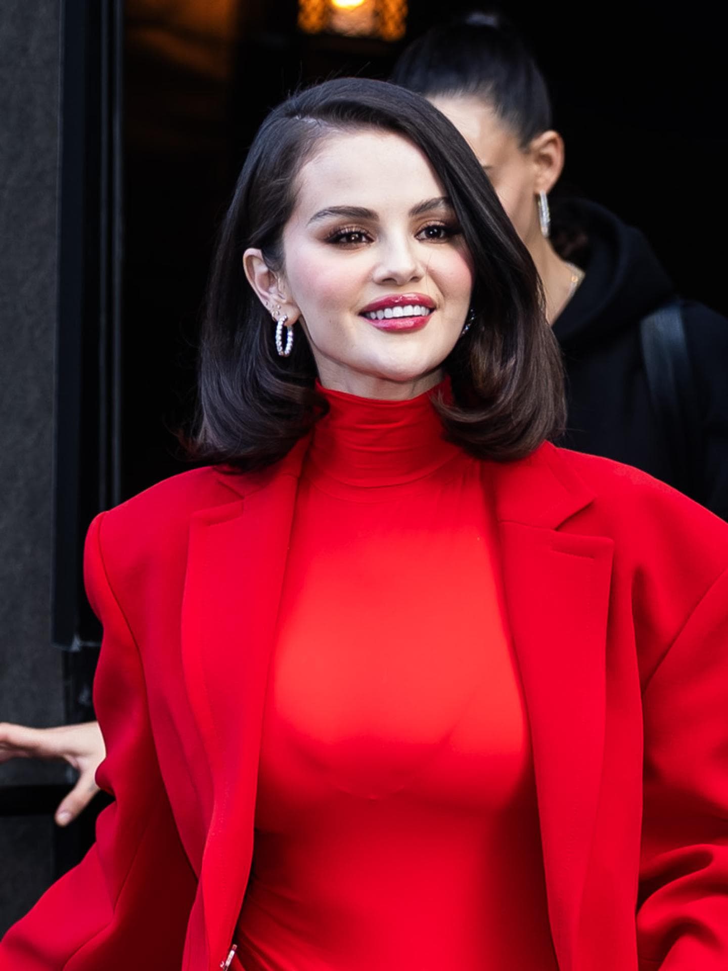 Selena Gomez im roten Outfit