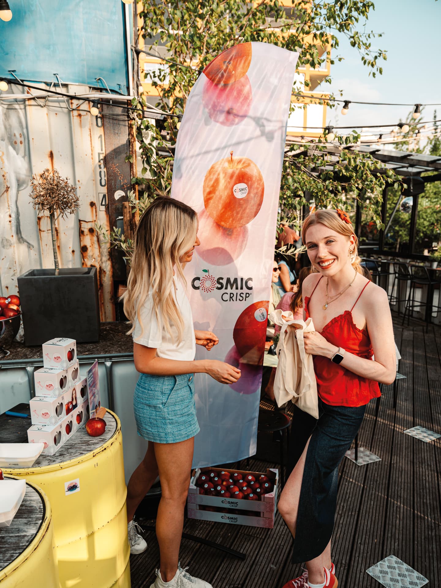 Zwei Frauen auf dem Cosmic Crisp® Event in München