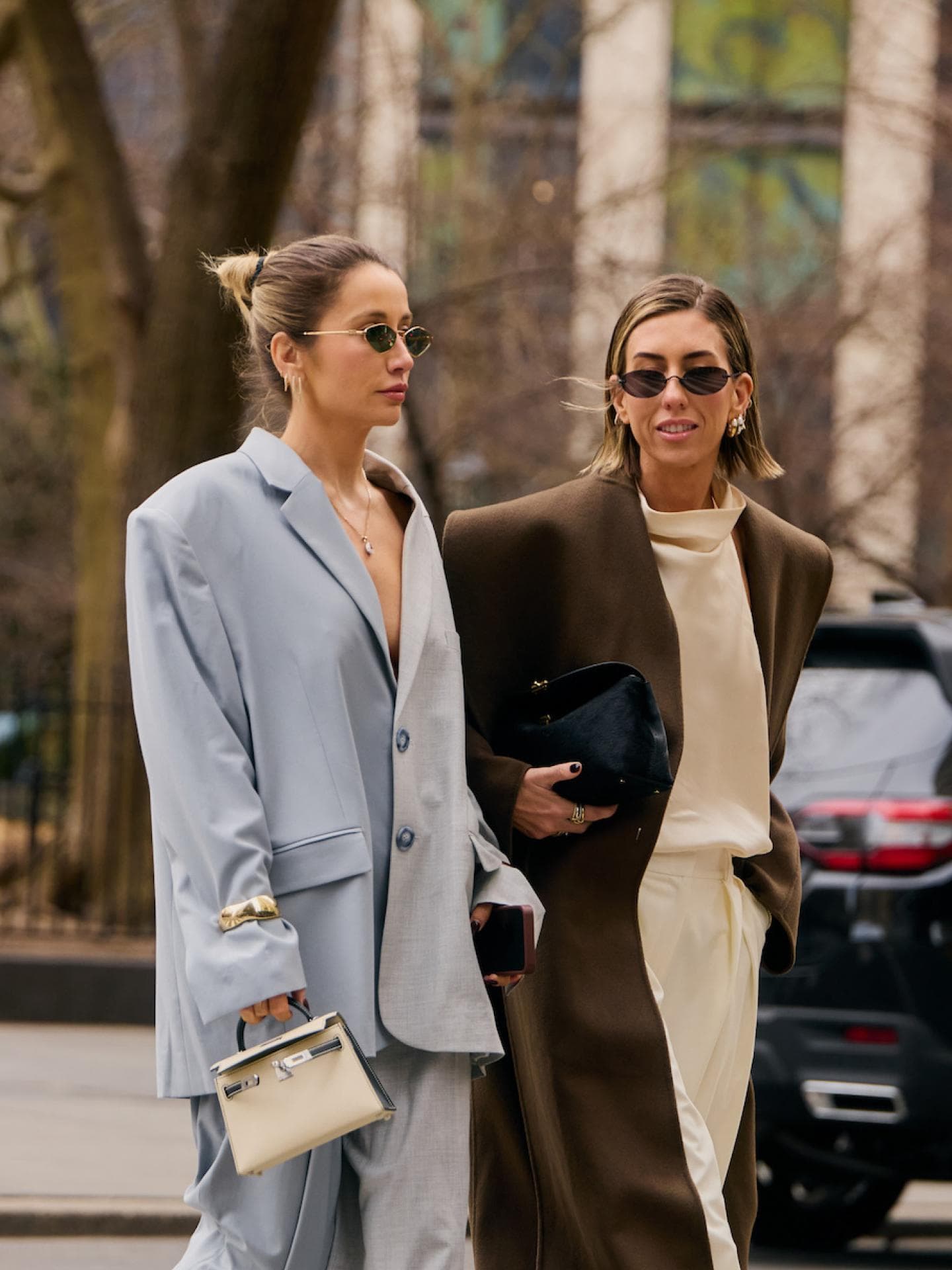 zwei Frauen im Business-Look
