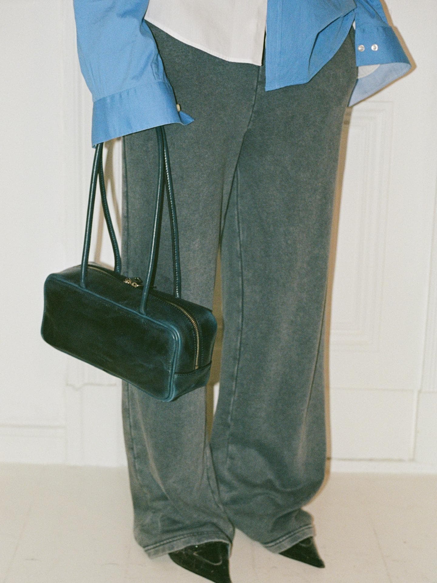 Jil im two-toned Leder. 