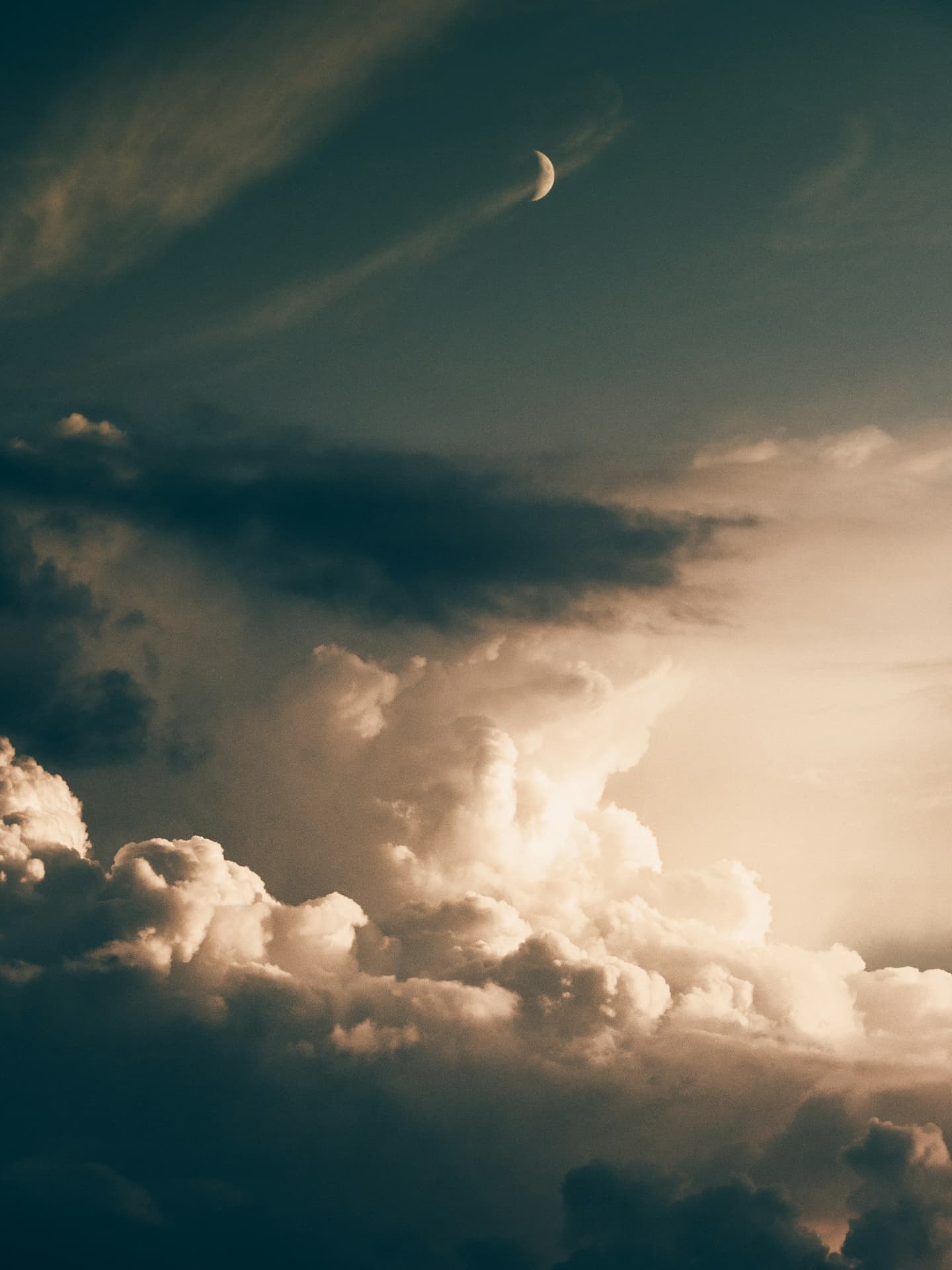 Wolkenhimmel mit Mond