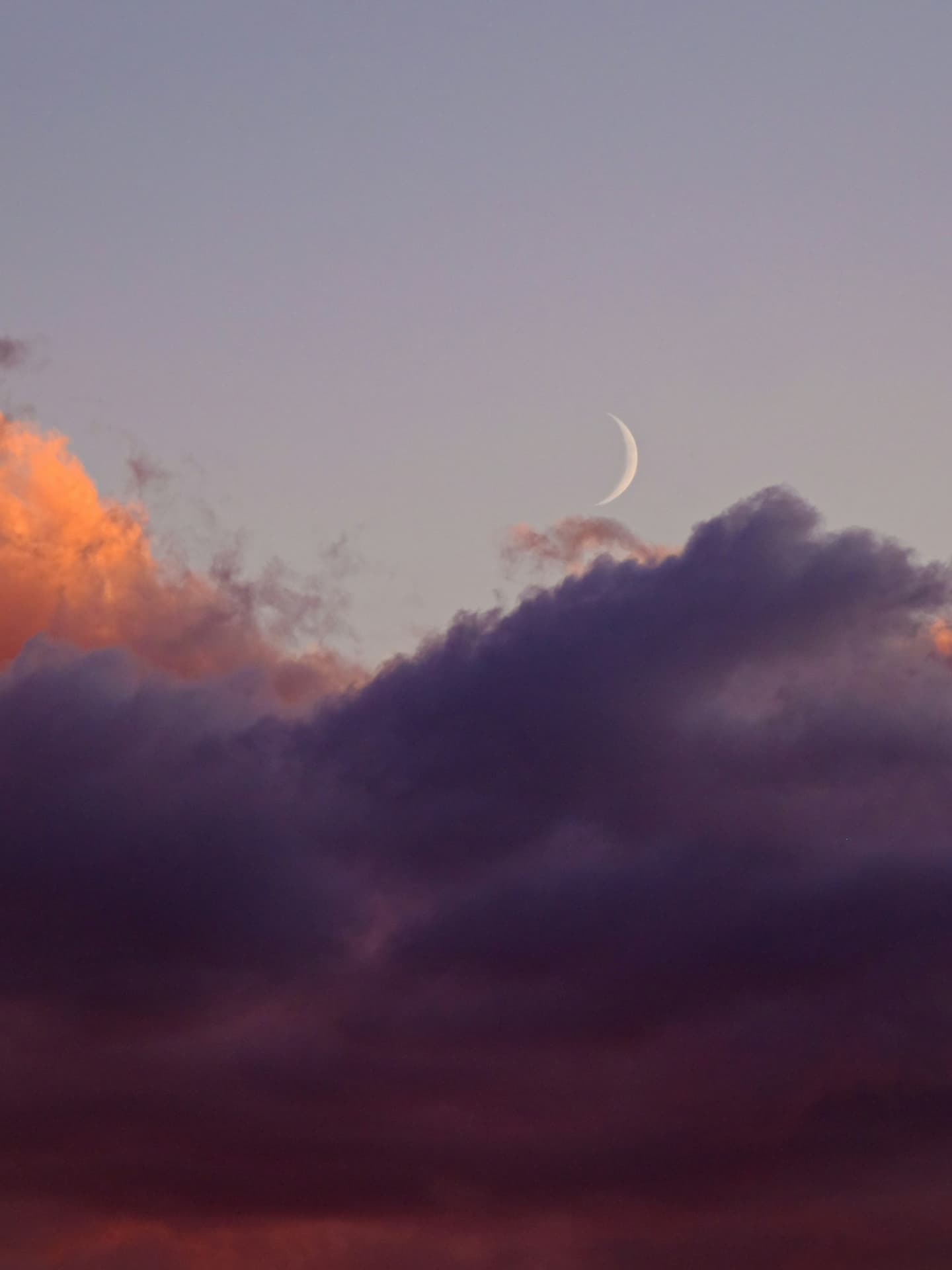 Wolkenhimmel mit Mond