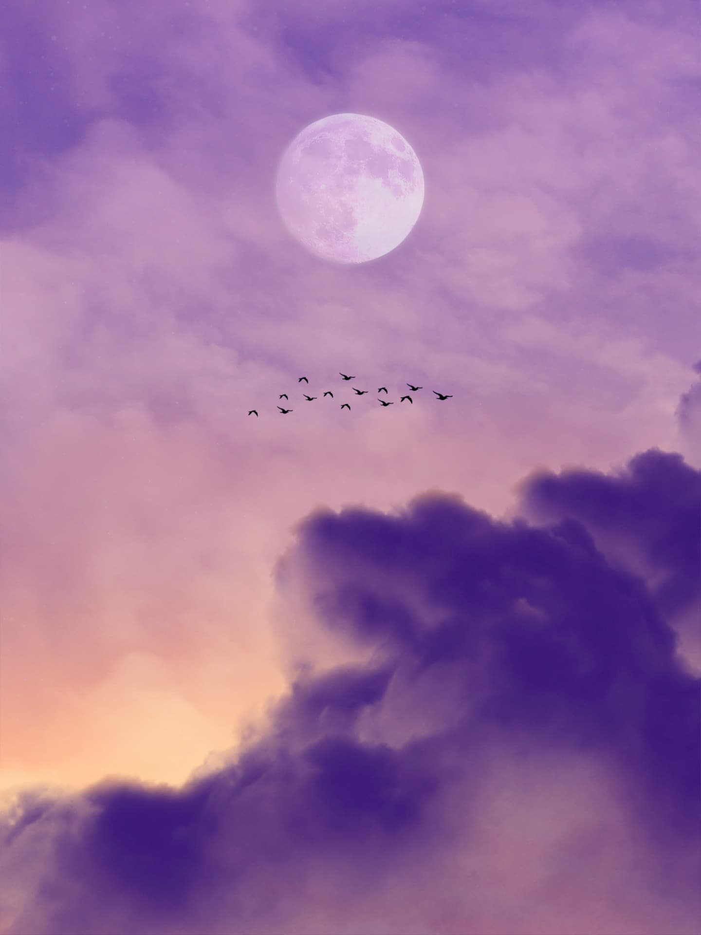 Lila Abendhimmel mit Vollmond