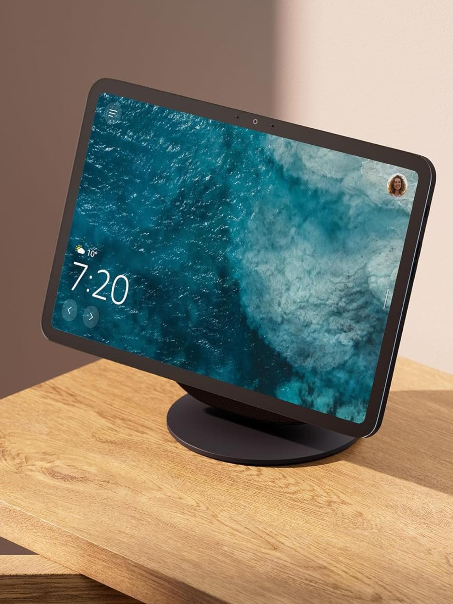 Echo Show 11 mit Bildschirm auf einem Holztisch.