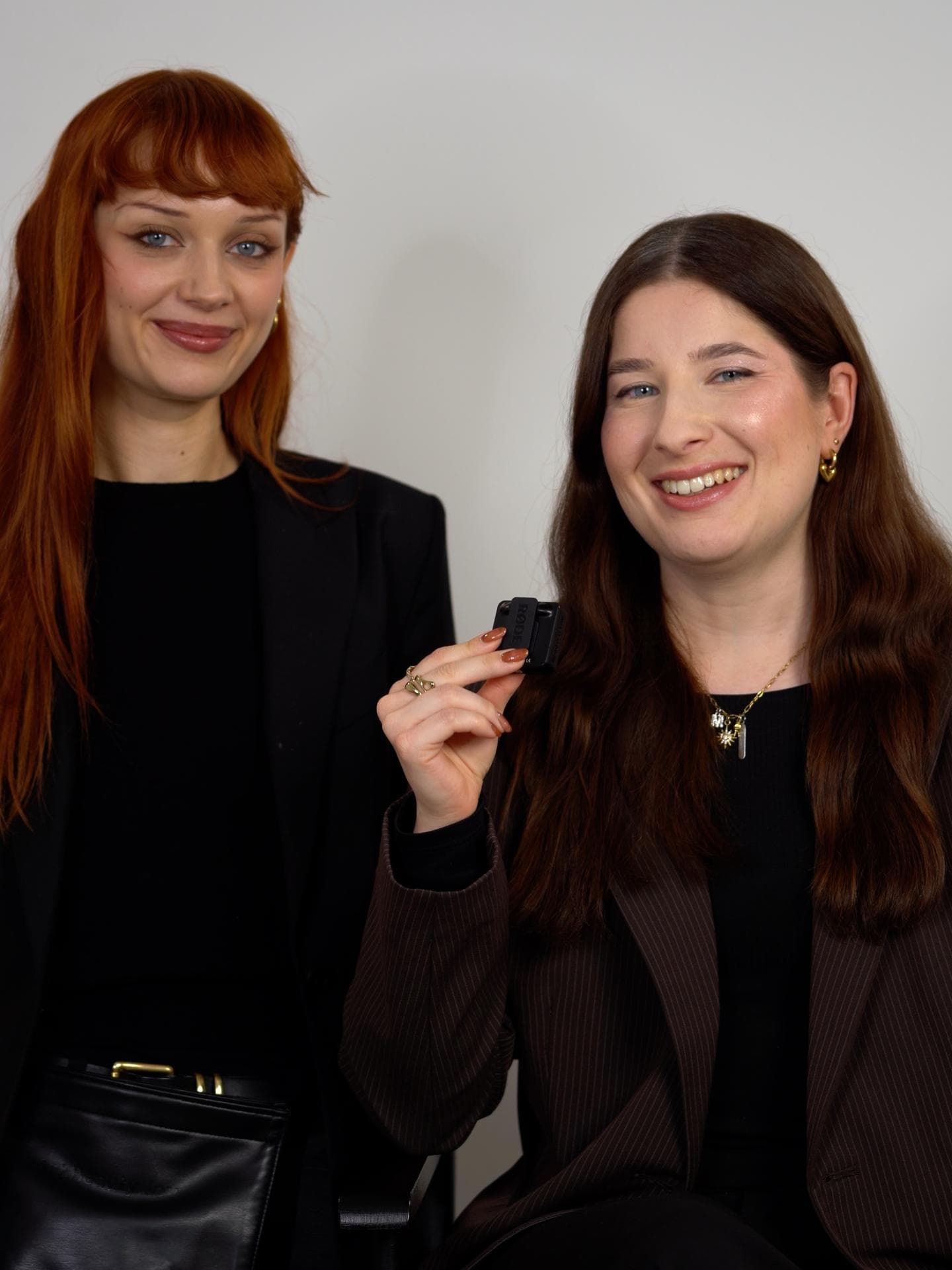 Make-up-Expertin Lisa von KIKO Milano und Redakteurin Laura mit einem Mikrofon.