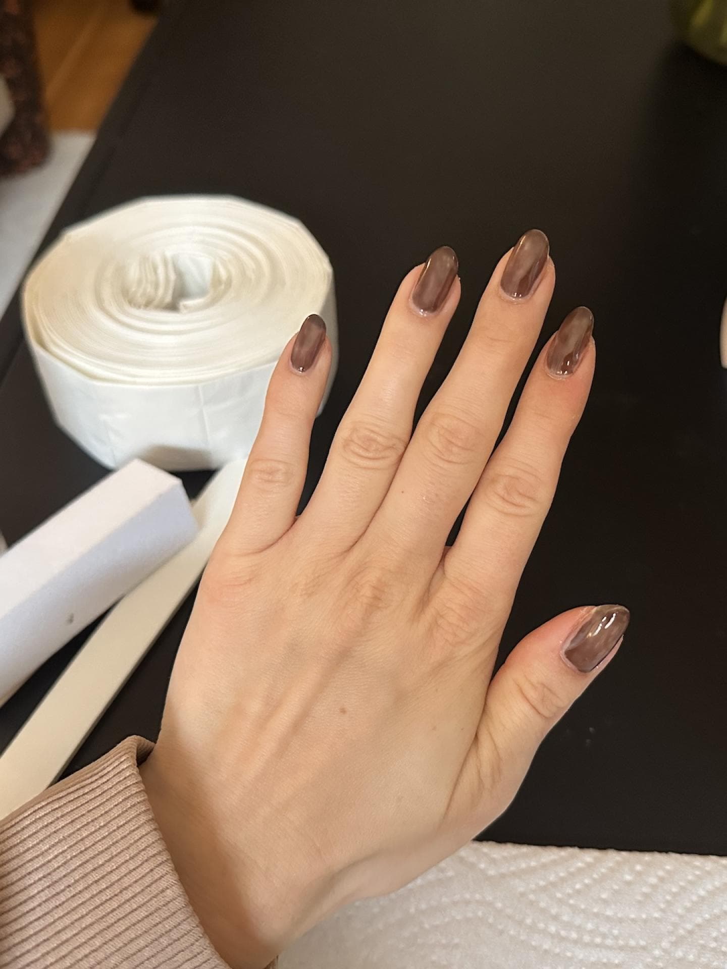 Der braune Nagellack ist nach einer Schicht noch etwas durchsichtig. Brauner Nagellack auf den Fingernägeln mit einer Schicht.