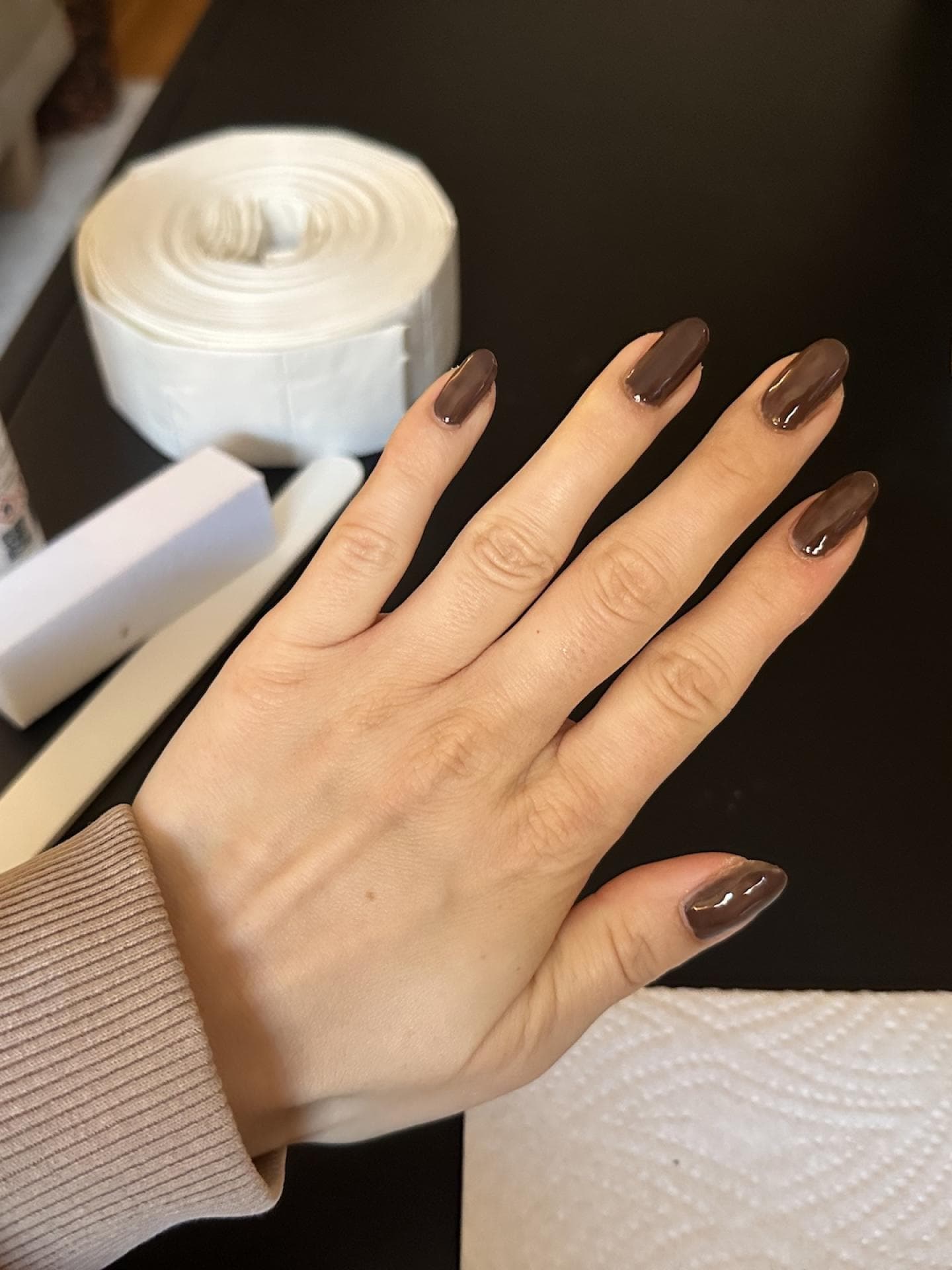 Nach zwei Schichten Lack ist die Farbe schon deckender. Brauner Nagellack auf den Fingernägeln mit zwei Schichten.