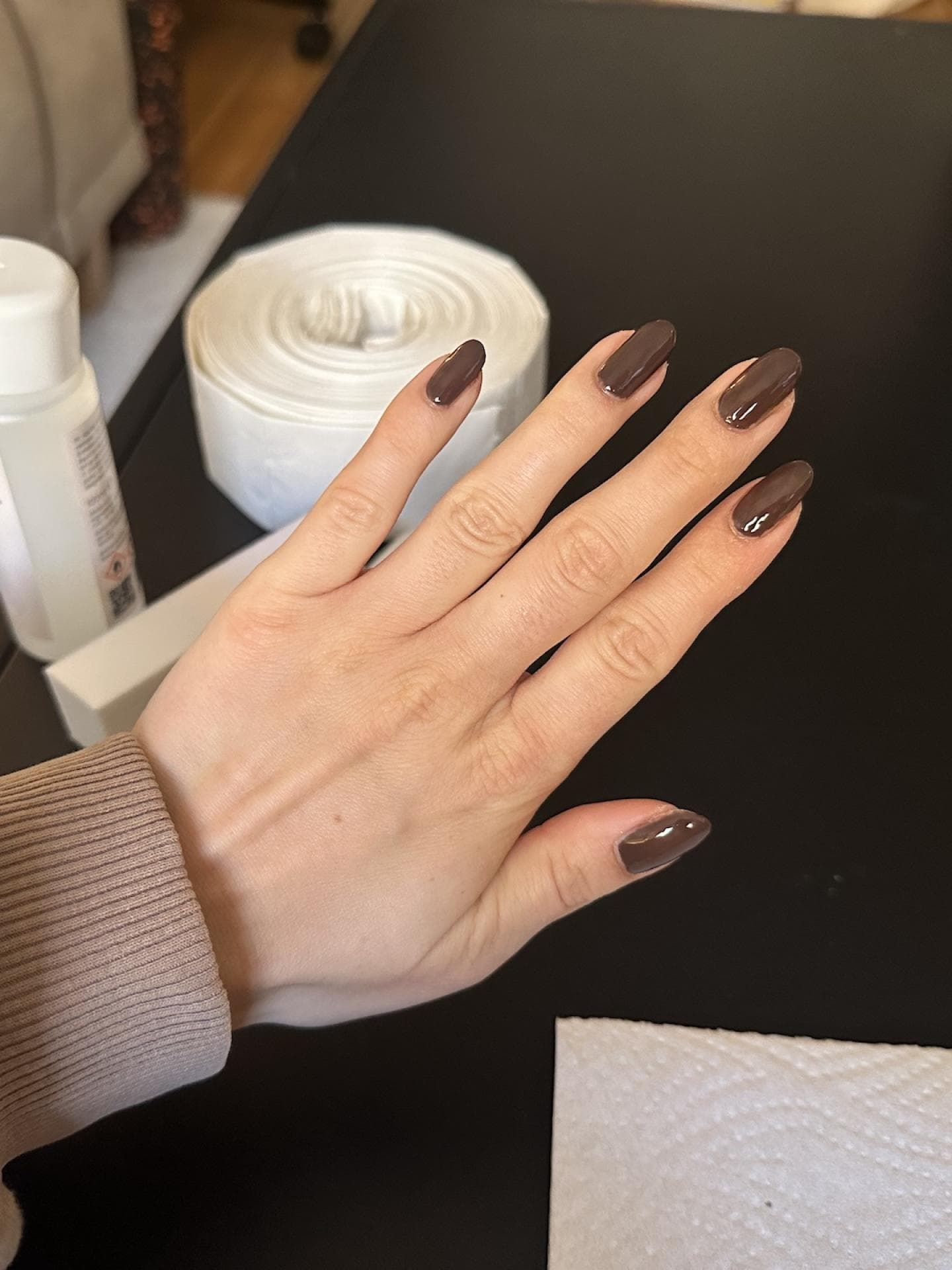 Nach drei Schichten hat der Lack die gewünschte Deckkraft. Brauner Nagellack auf den Fingernägeln mit drei Schichten.