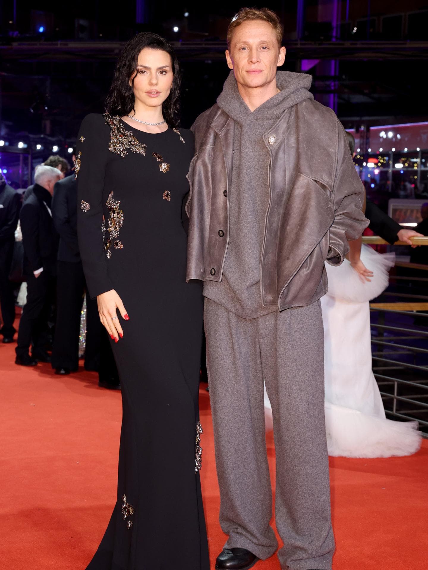 Ruby O. Fee und Matthias Schweighöfer hatten ihren ersten Auftritt seit der geheimen Hochzeit. Ruby O. Fee in einem langen schwarzen Kleid mit Bestickungen und Matthias Schweighöfer in einem taupefarbenen Jogginganzug.