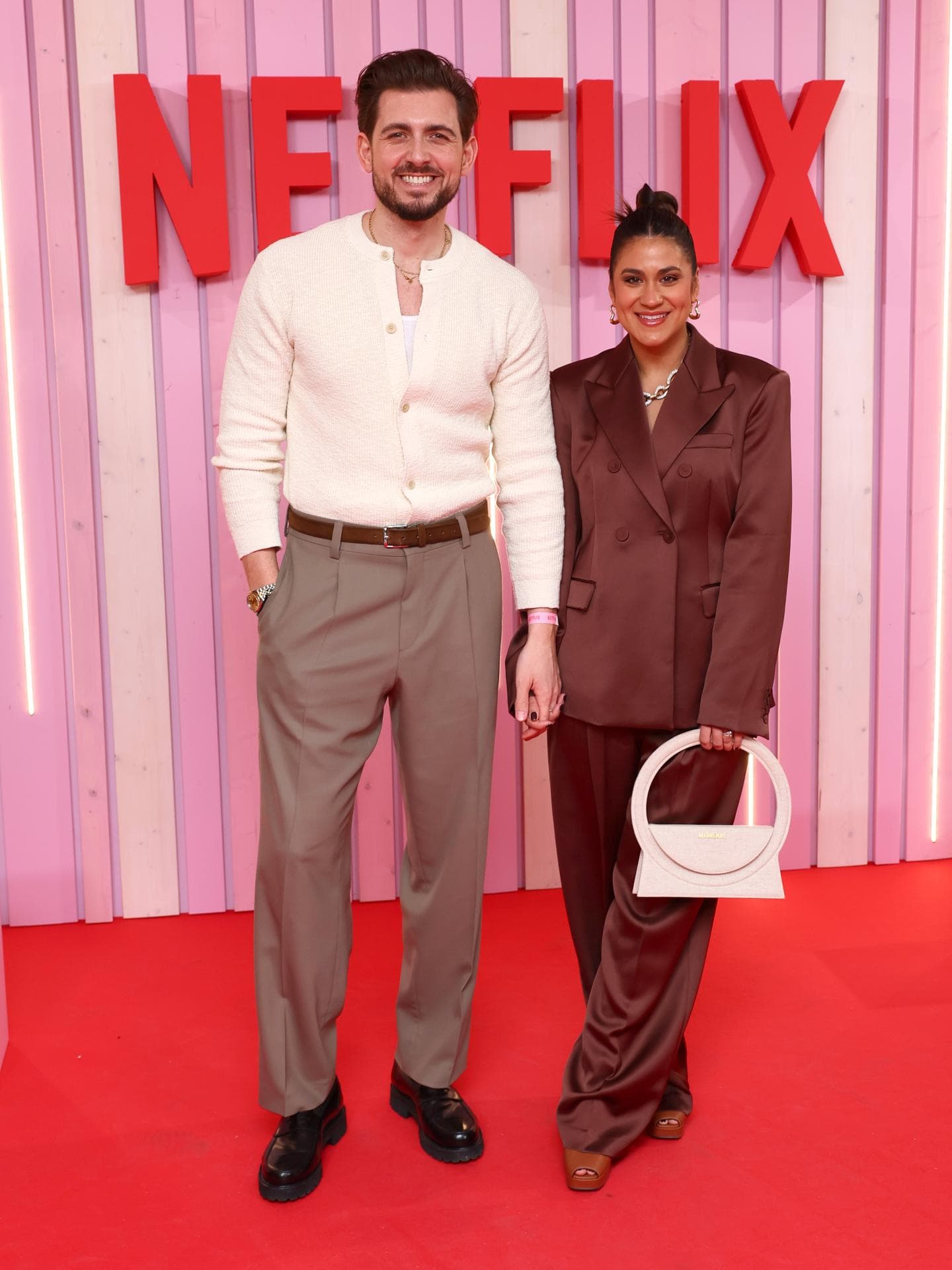 Chris Wackert und Steffi Brungs halten Händchen auf dem Roten Teppich. Chris Wackert und Steffi Brungs auf dem Roten Teppich.