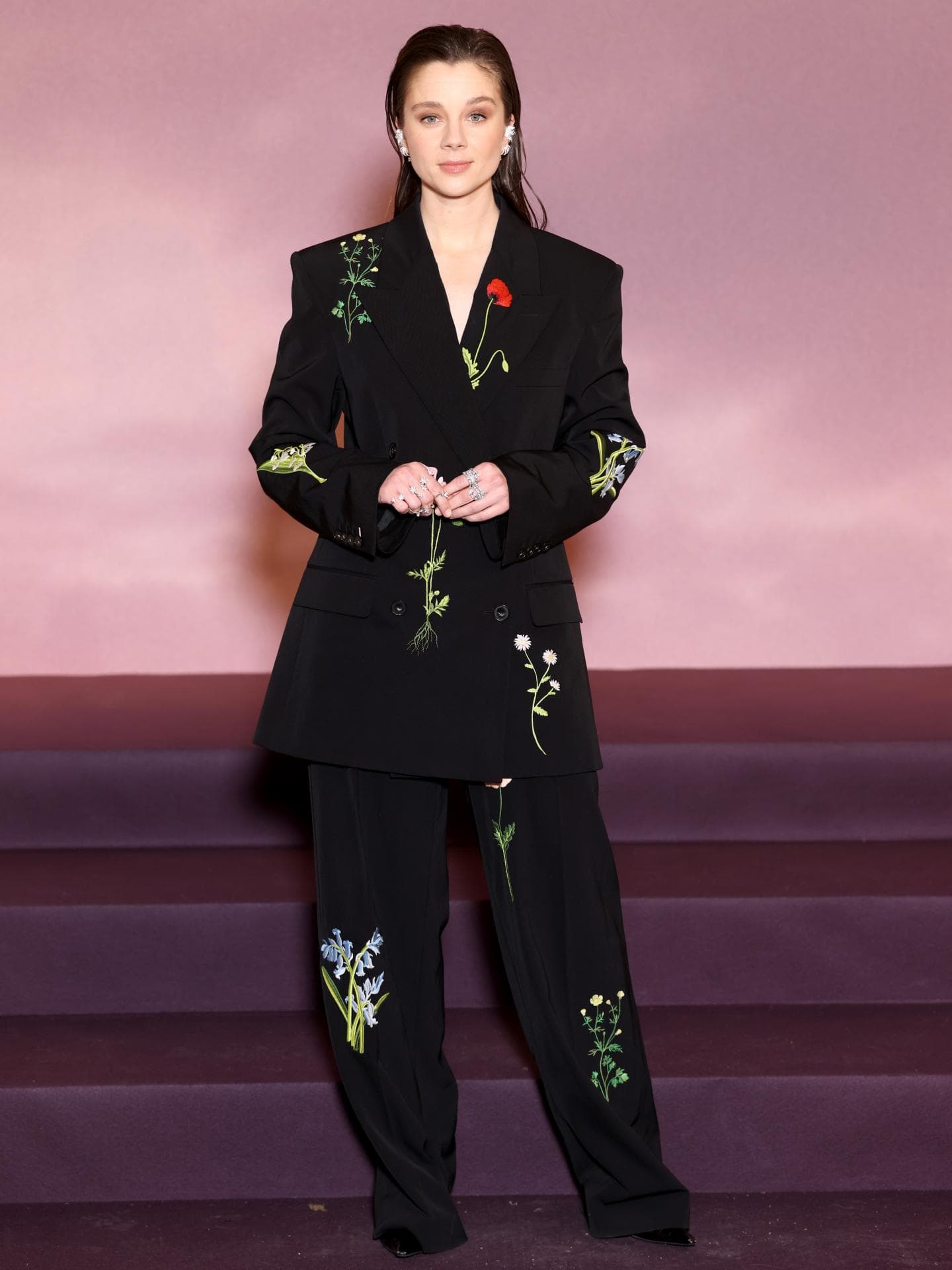 Claudia Jessie spielt die Rolle der Eloise Bridgerton. Claudia Jessie auf dem roten Teppich mit einem schwarzen Hosenanzug.