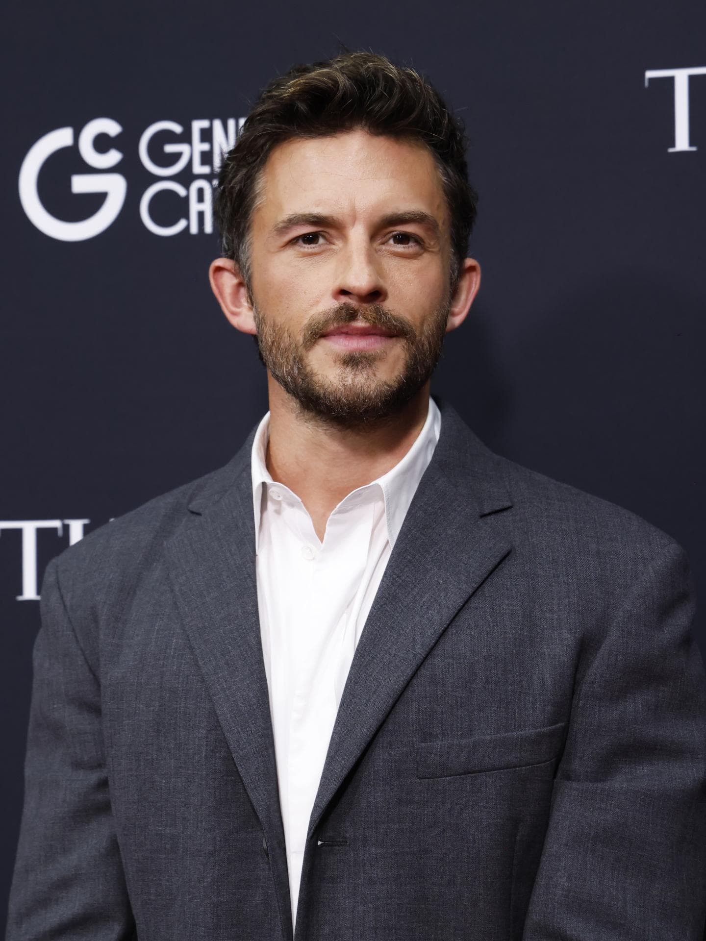 Jonathan Bailey ist der Sexiest Man Alive 2025. Jonathan Bailey auf dem roten Teppich im Anzug.