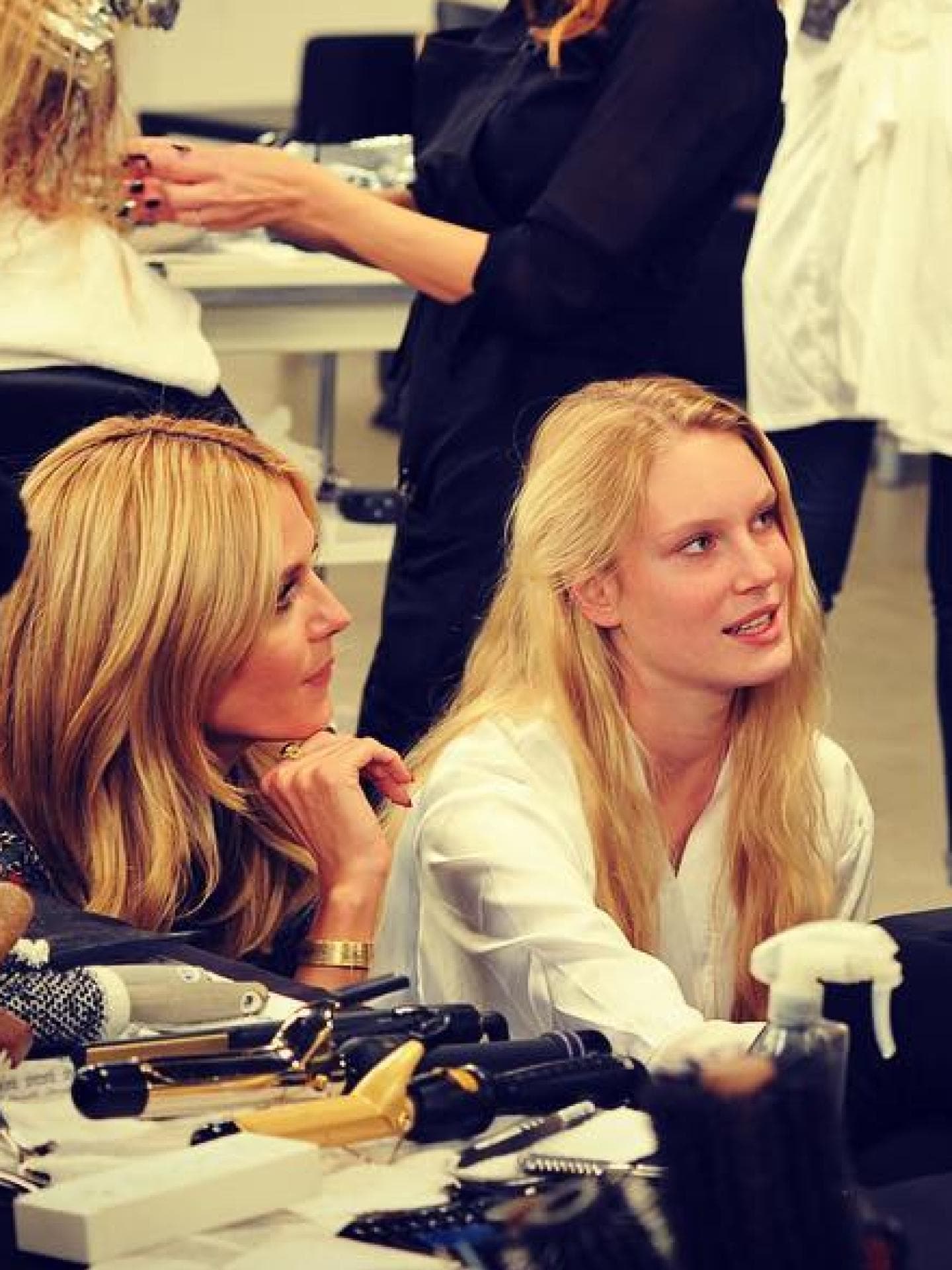 Kim Hnizdo erhielt in der 11. Staffel die größte Verwandlung. Kim Hnizdo beim GNTM Umstyling hinter den Kulissen neben Heidi Klum.