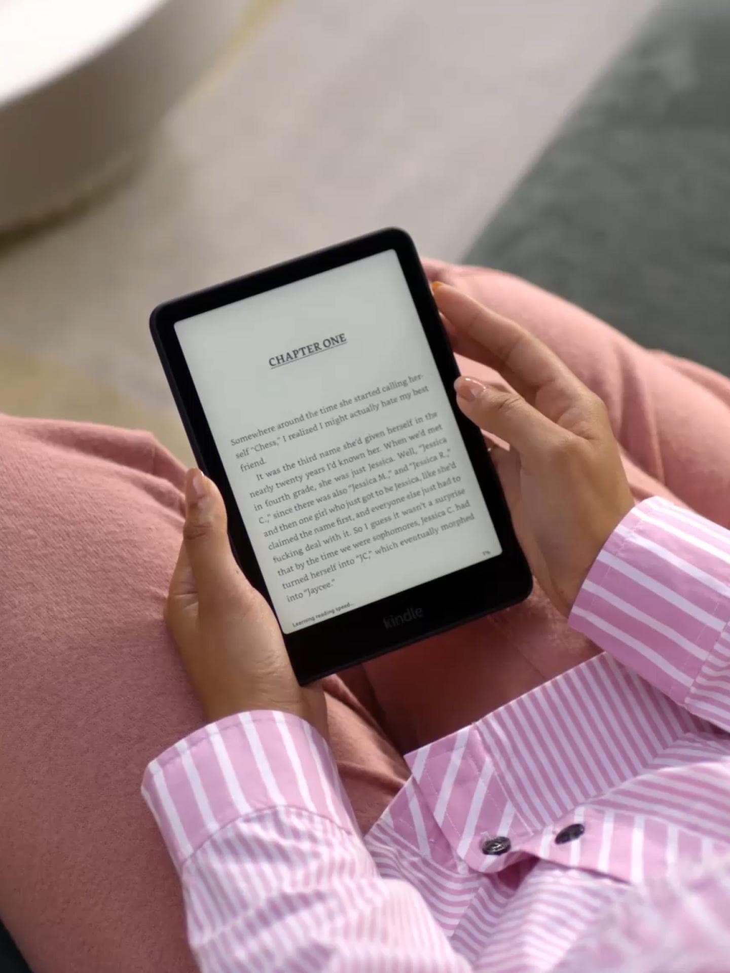 Frau mit einem Kindle Paperwhite in der Hand.