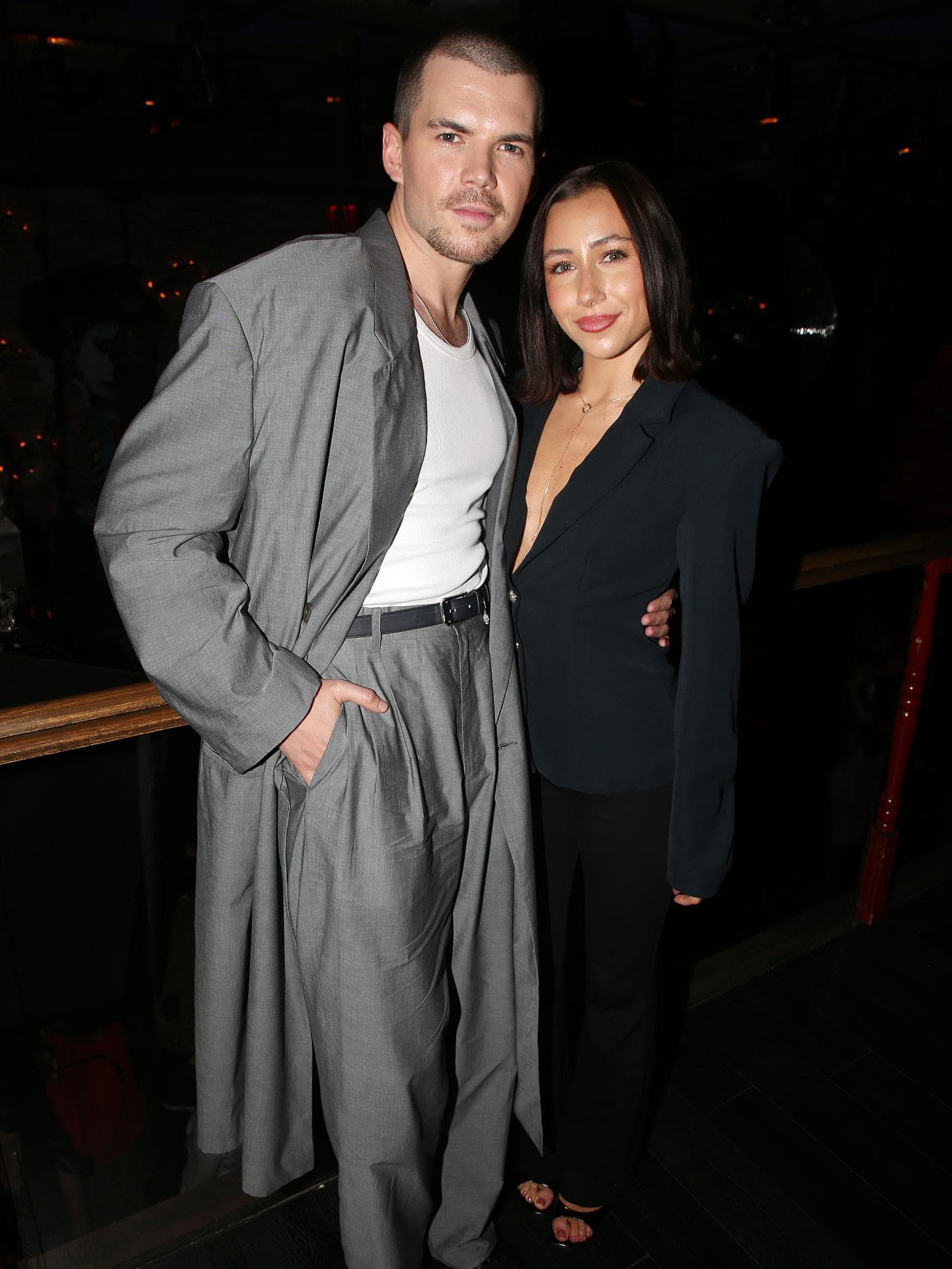 Luke Newton ist mit Antonia Roumelioti liiert. Luke Newton und Antonia Roumelioti Arm in Arm.