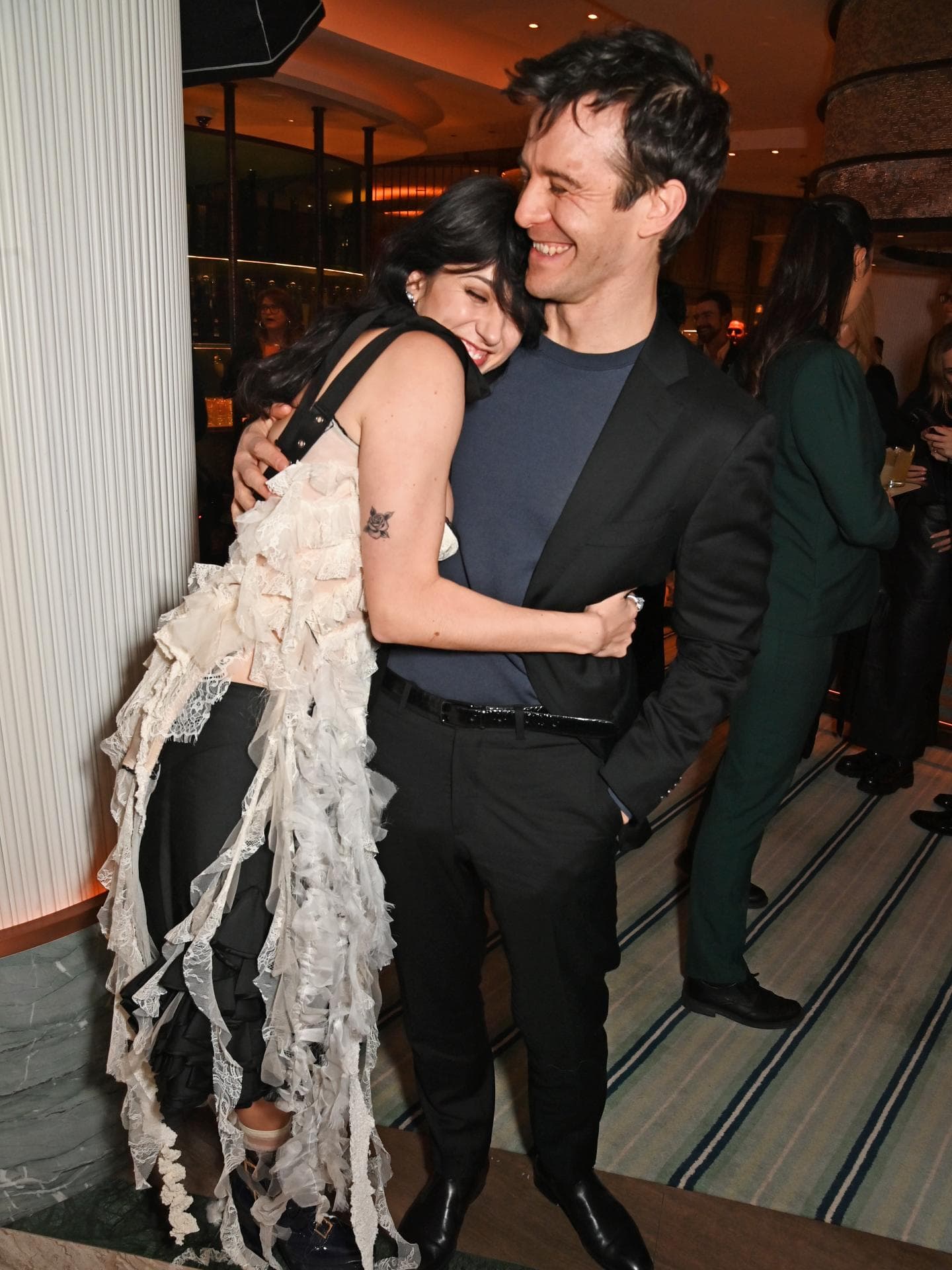 Luke Thompson und Harriet Cains schienen einst sehr vertraut. Luke Thompson und Harriet Cains bei einer Veranstaltung Arm in Arm.