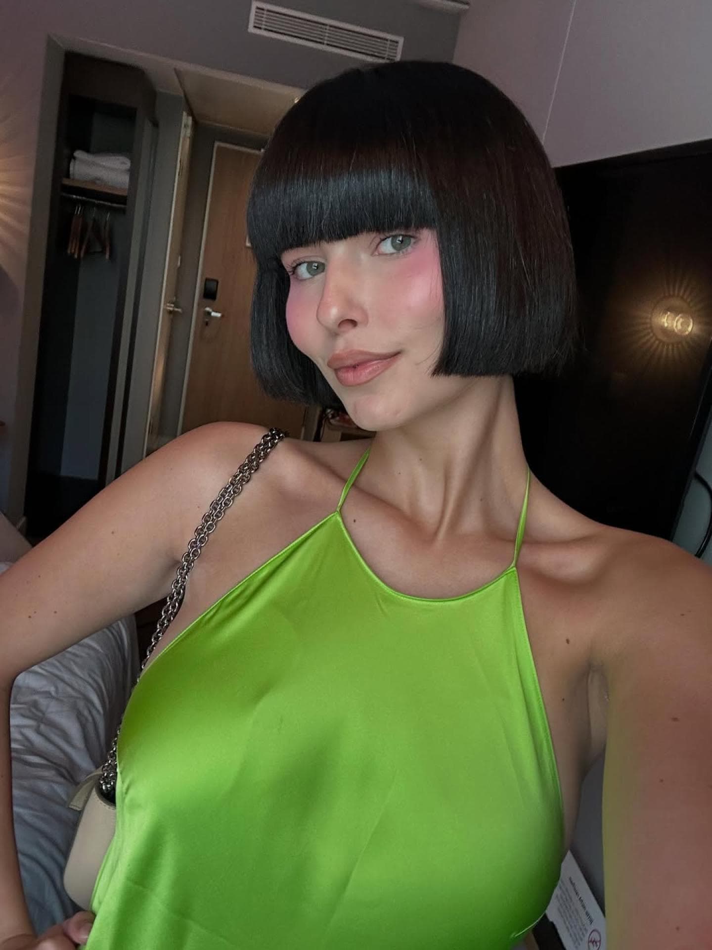 Magdalena bekam bei GNTM eine große Typveränderung verpasst. Eine junge Frau mit kurzen, dunklen Haaren und Pony und einem grünen Trägertop.