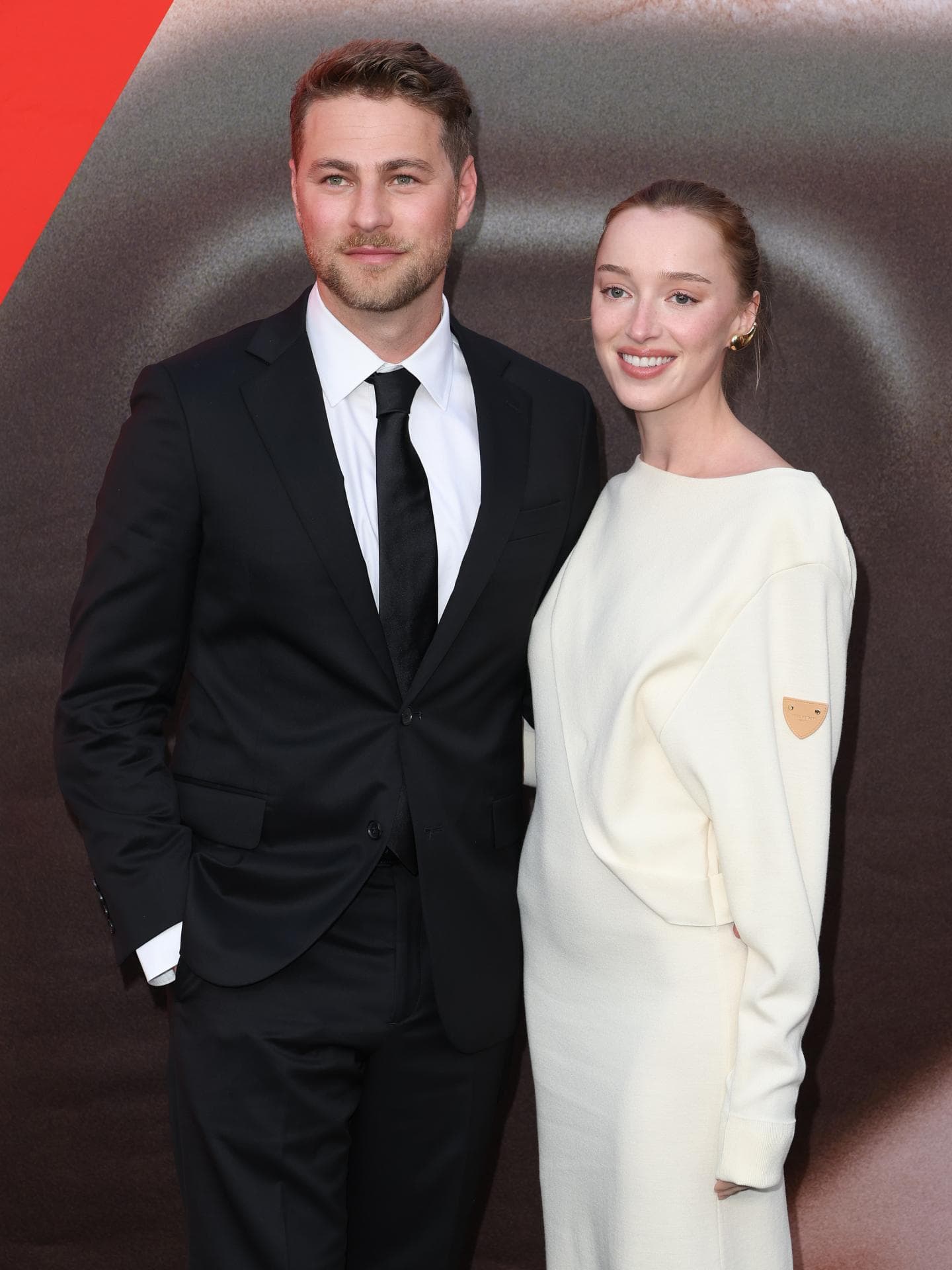 Phoebe Dynevor und Cameron Fuller sind mittlerweile verlobt. Phoebe Dynevor und Cameron Fuller auf dem roten Teppich