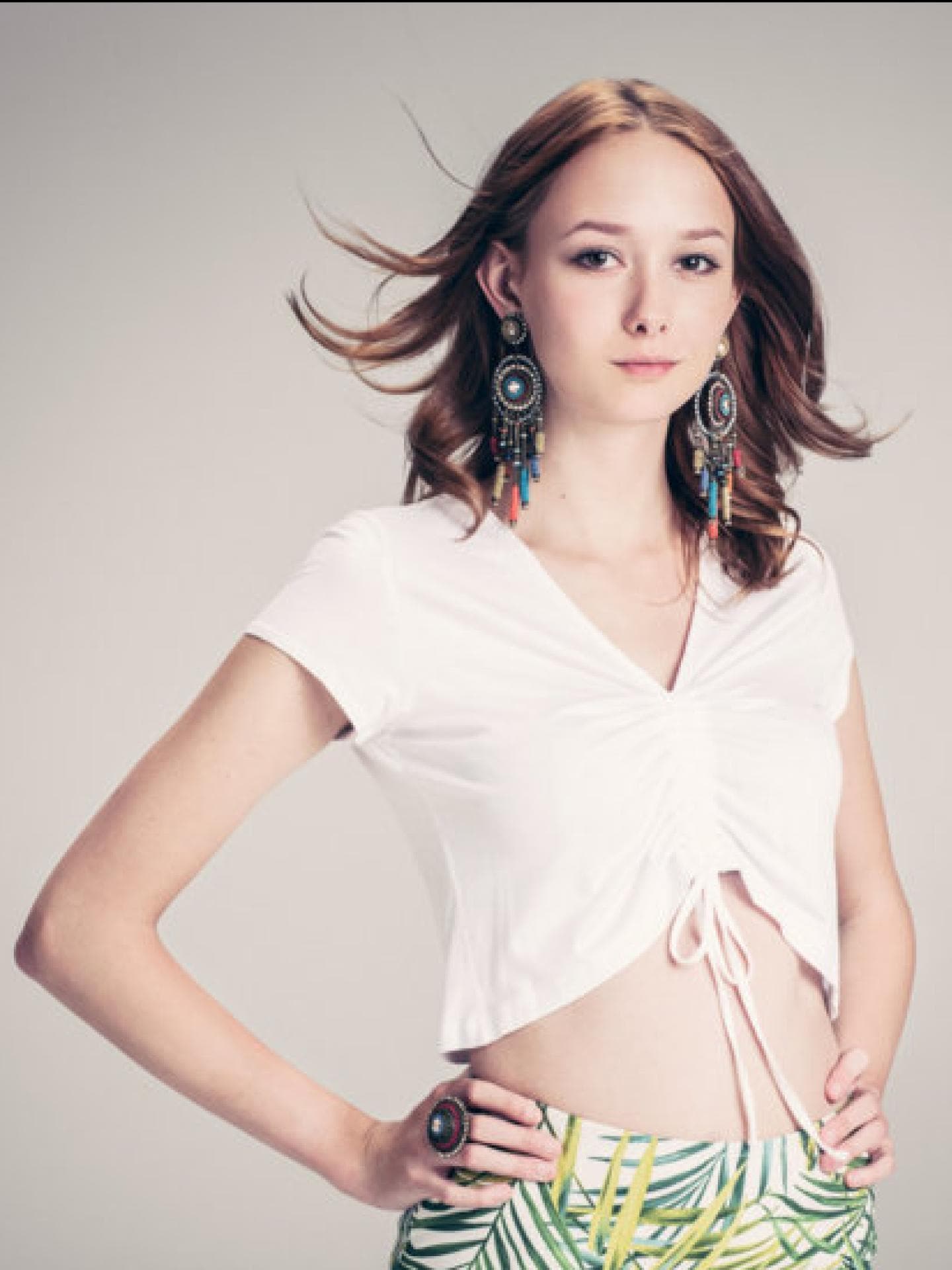 Sally war in der 13. Staffel von Germany's Topmodel dabei. Sally von Germany's Next Topmodel mit braunen, schulterlangen Haaren.