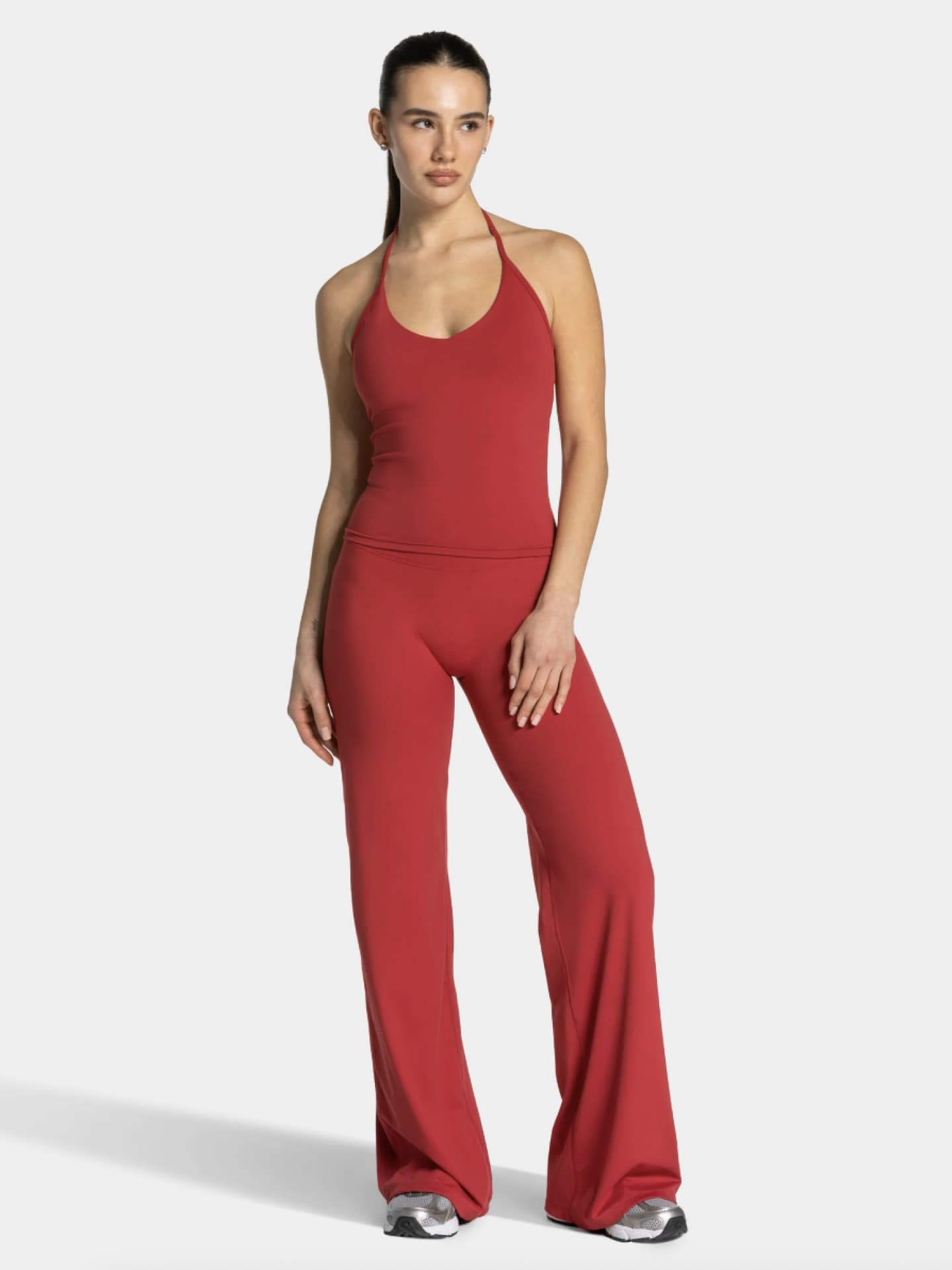 Model mit roten Sportoutfit.