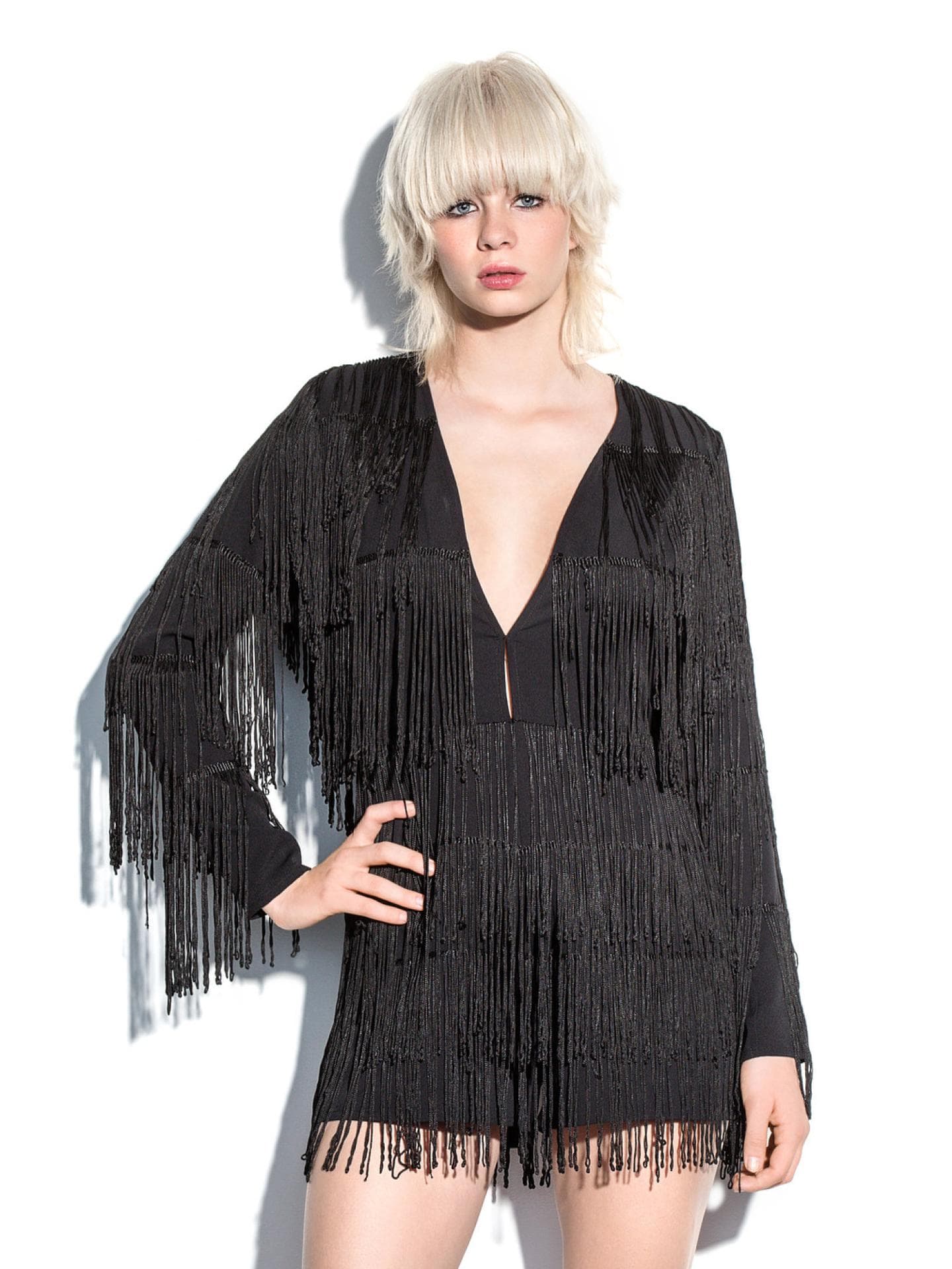 Zoe bekam bei GNTM eine Kurzhaarfrisur. Zoe mit blonden, kurzen Haaren und einem schwarzen Fransen-Kleid.