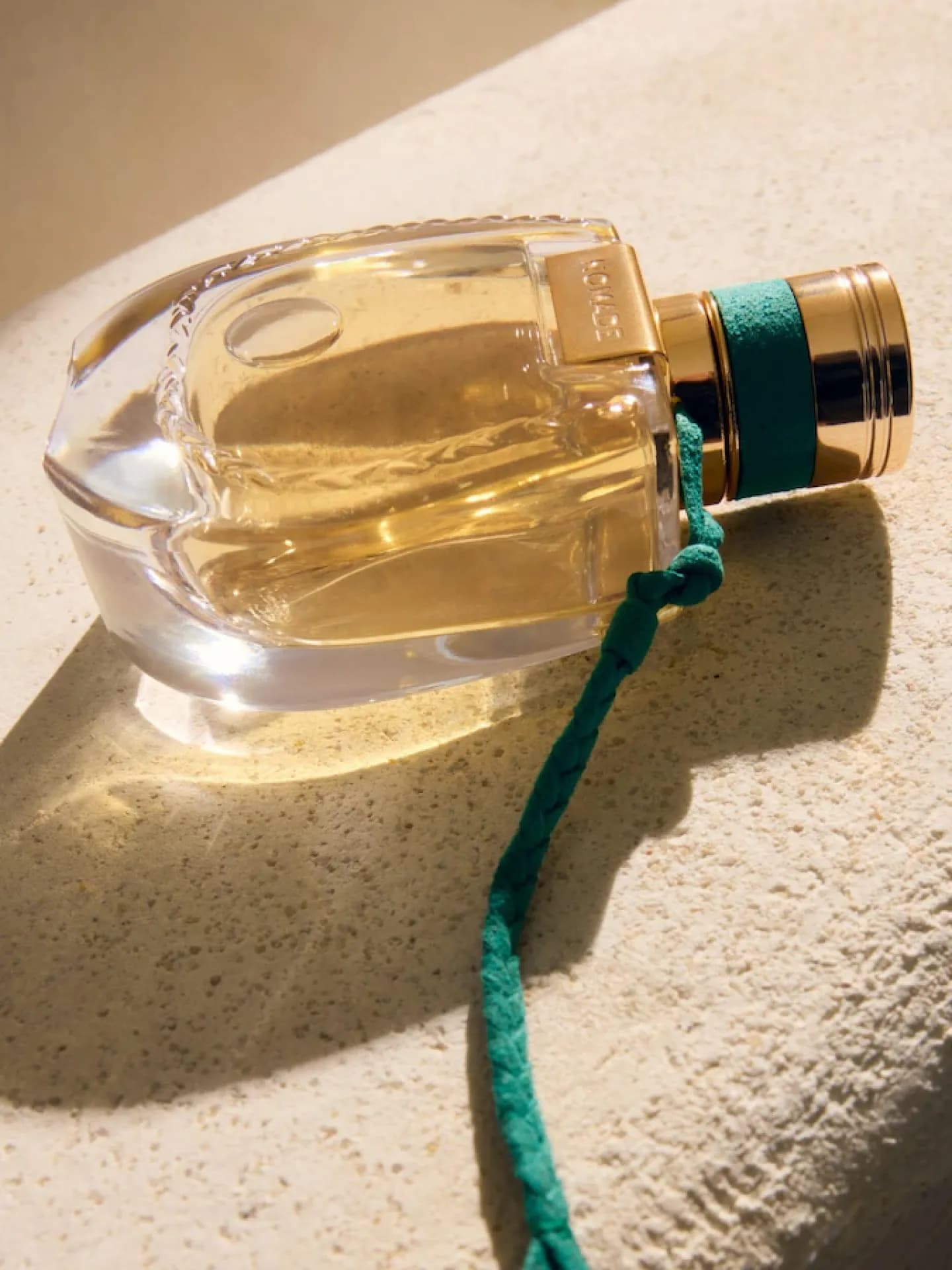 Das Jardin d’Égypte Parfum von Chloé auf einer Steinmauer.