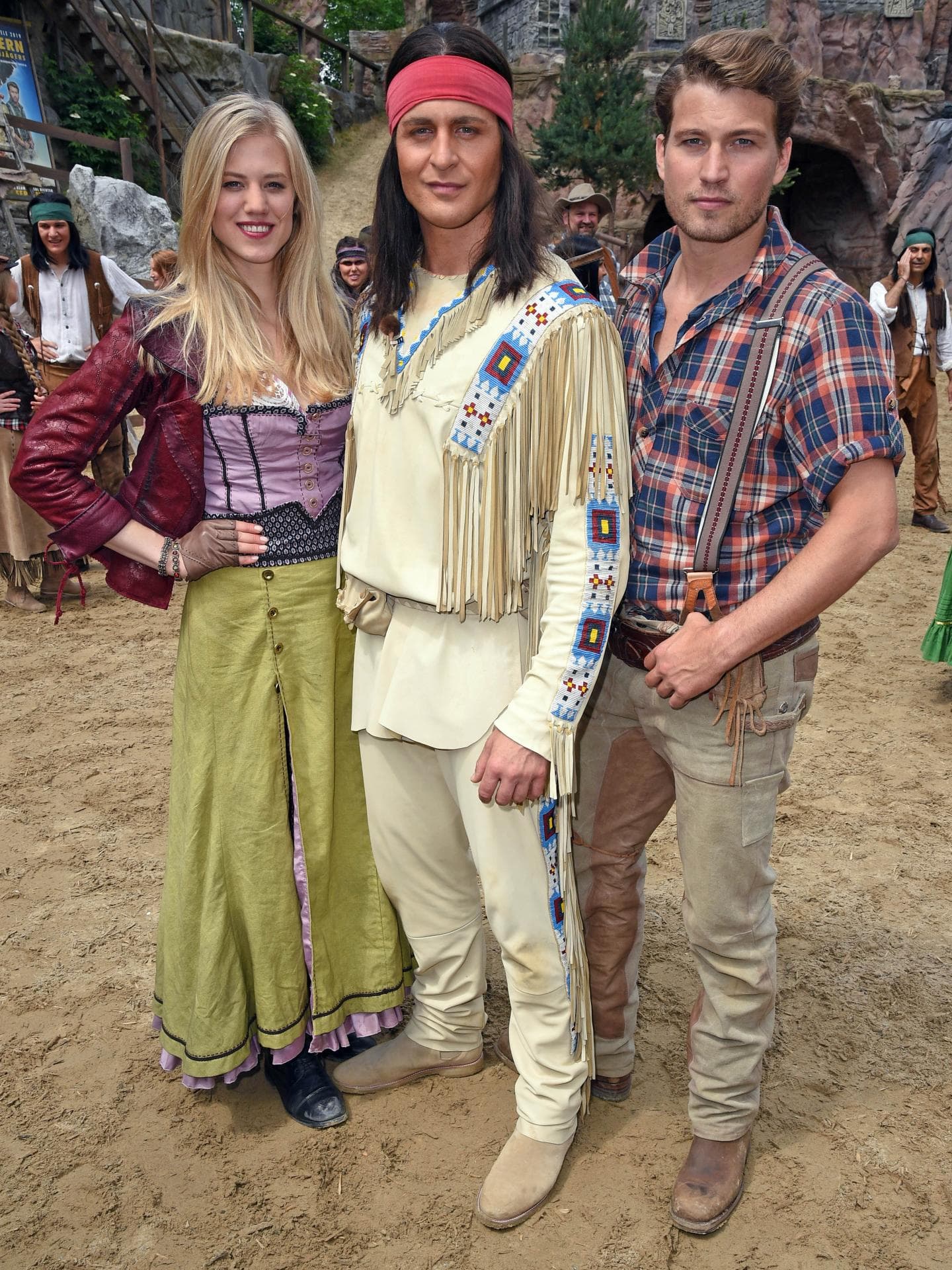 Larissa Marolt, Alexander Klaws und Raul Richter in Outfits aus dem Wilden Westen.