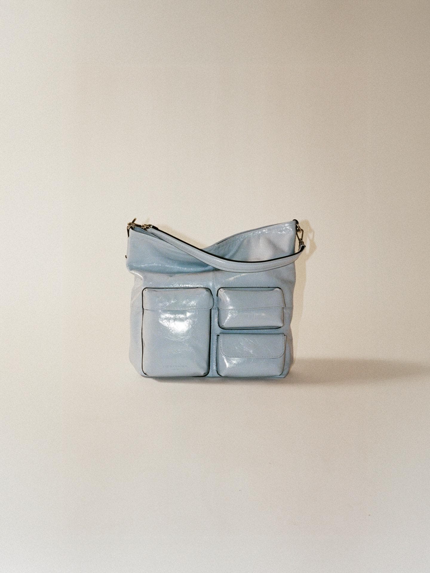 Ikonischer Look, neu gedacht in frischen Saisontönen.