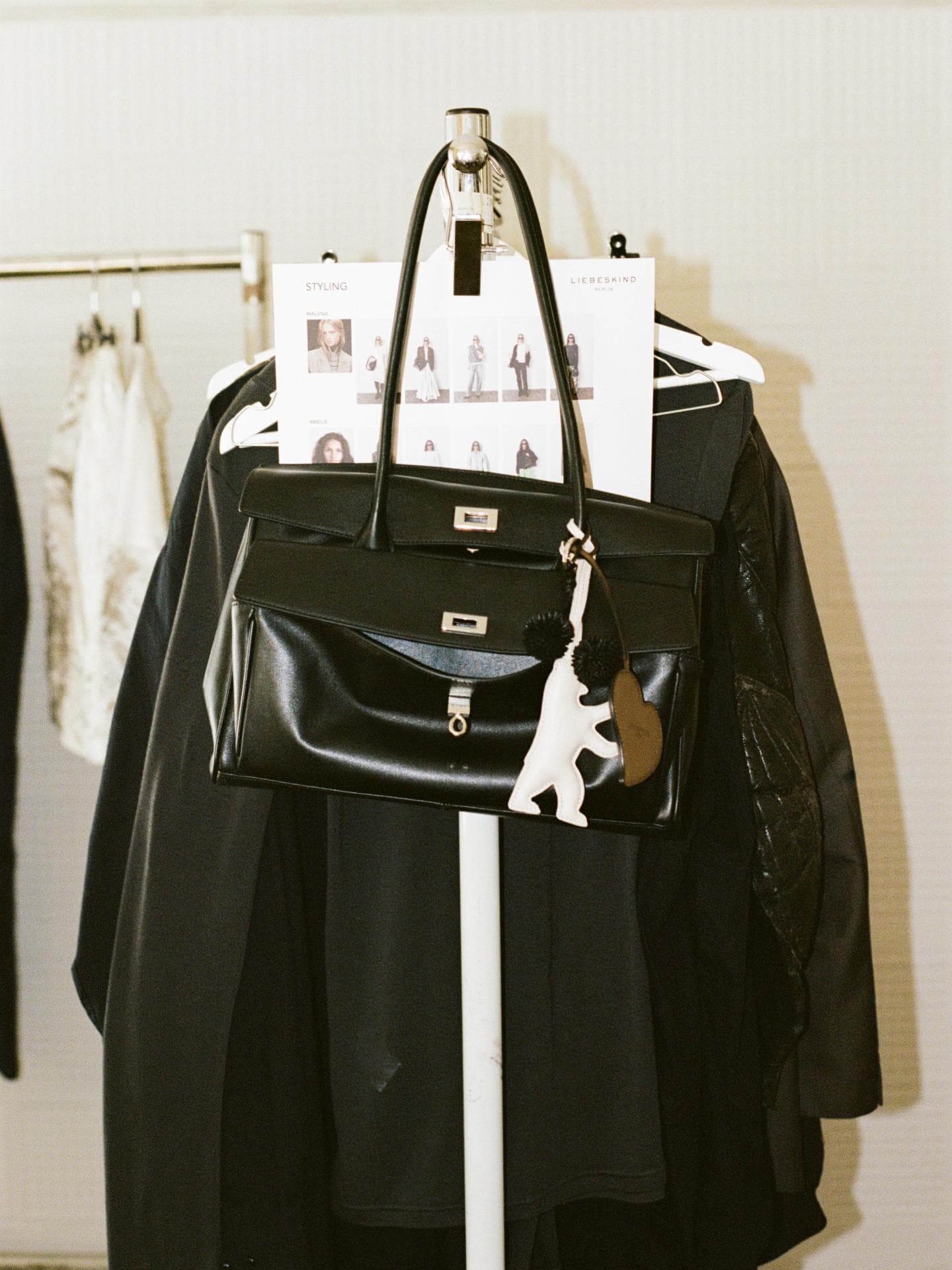 Gloria II Satchel L – kombiniert mit Bag Charms.