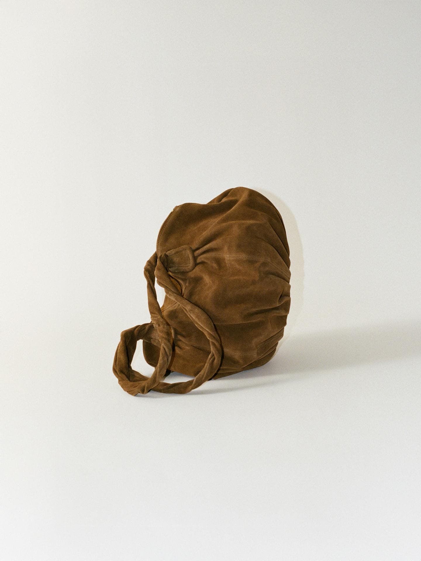 Gedrehte Henkel und softes Leder: lässige Eleganz für jeden Tag.