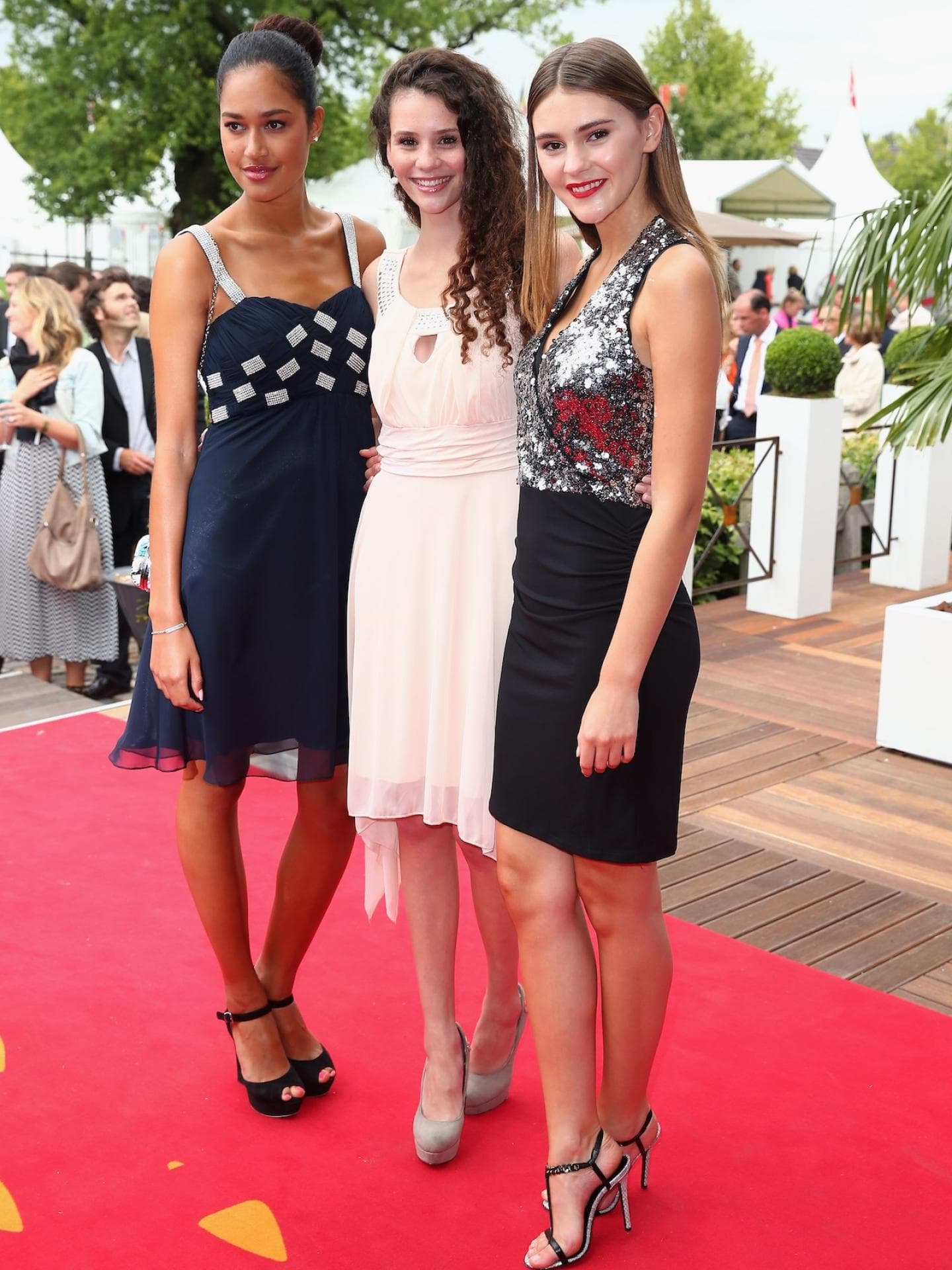 Lovelyn Enebechi, Betty Taube und Stefanie Giesinger waren nach GNTM befreundet. Lovelyn Enebechi, Betty Taube und Stefanie Giesinger auf einem Event in kurzen Kleidern.