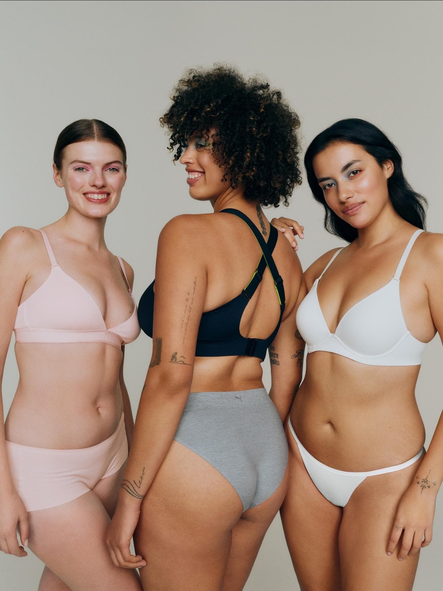 Frauen unterschiedlicher Hauttypen tragen Puma Unterwäsche.