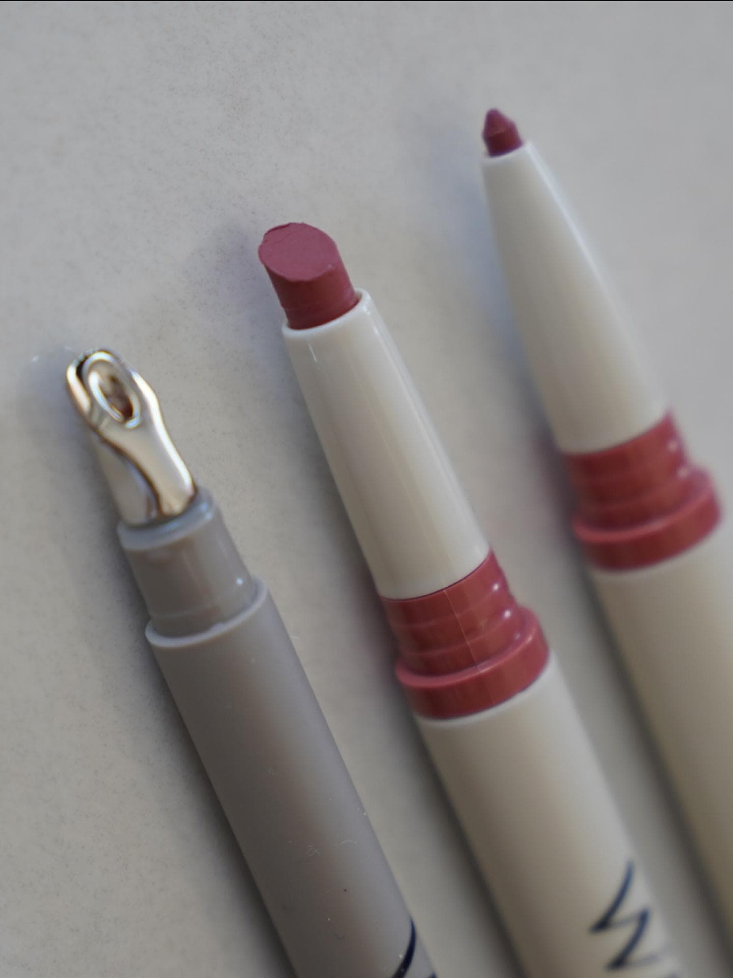 Die Lippenprodukte von Wia Cosmetics überzeugen im praktischen Dreier-Set. Lippenstift, Lipliner und Lipgloss liegen nebeneinander.