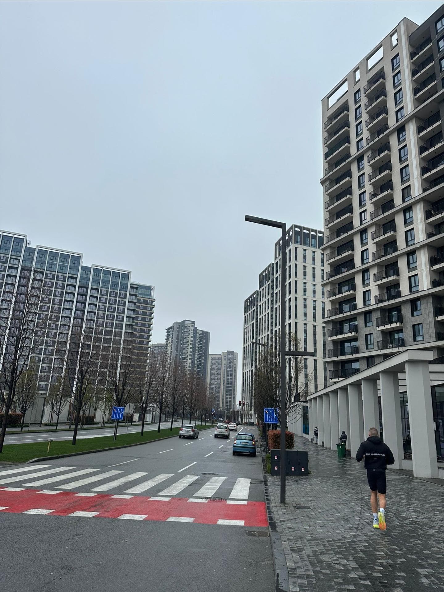 Viele Hochhäuser entlang einer dreispurigen Straße.