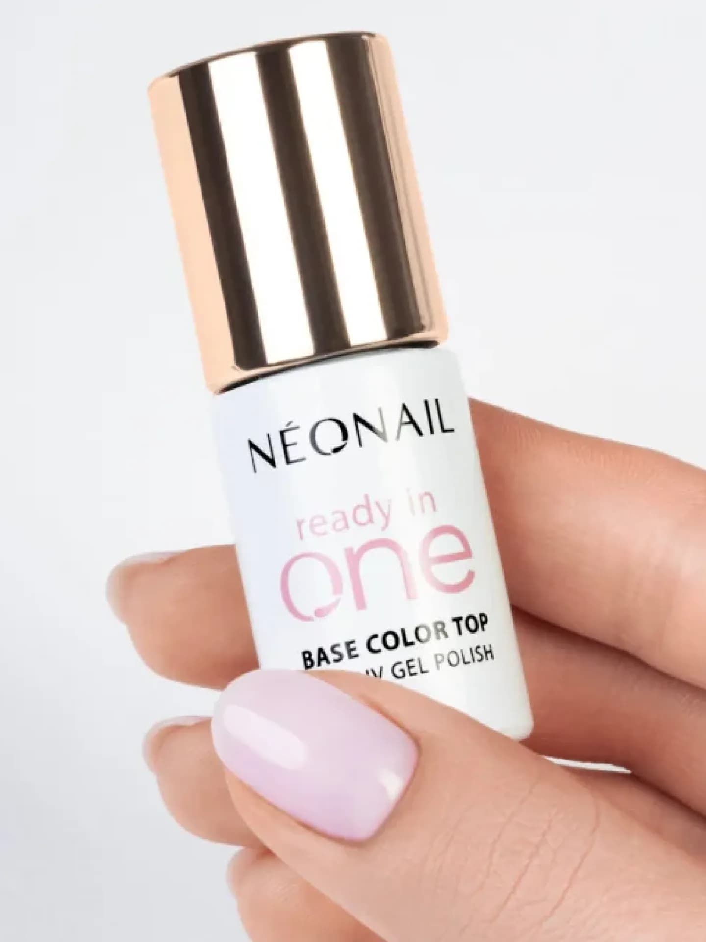 Ready in One Lack von Neonail wird in einer Hand gehalten.