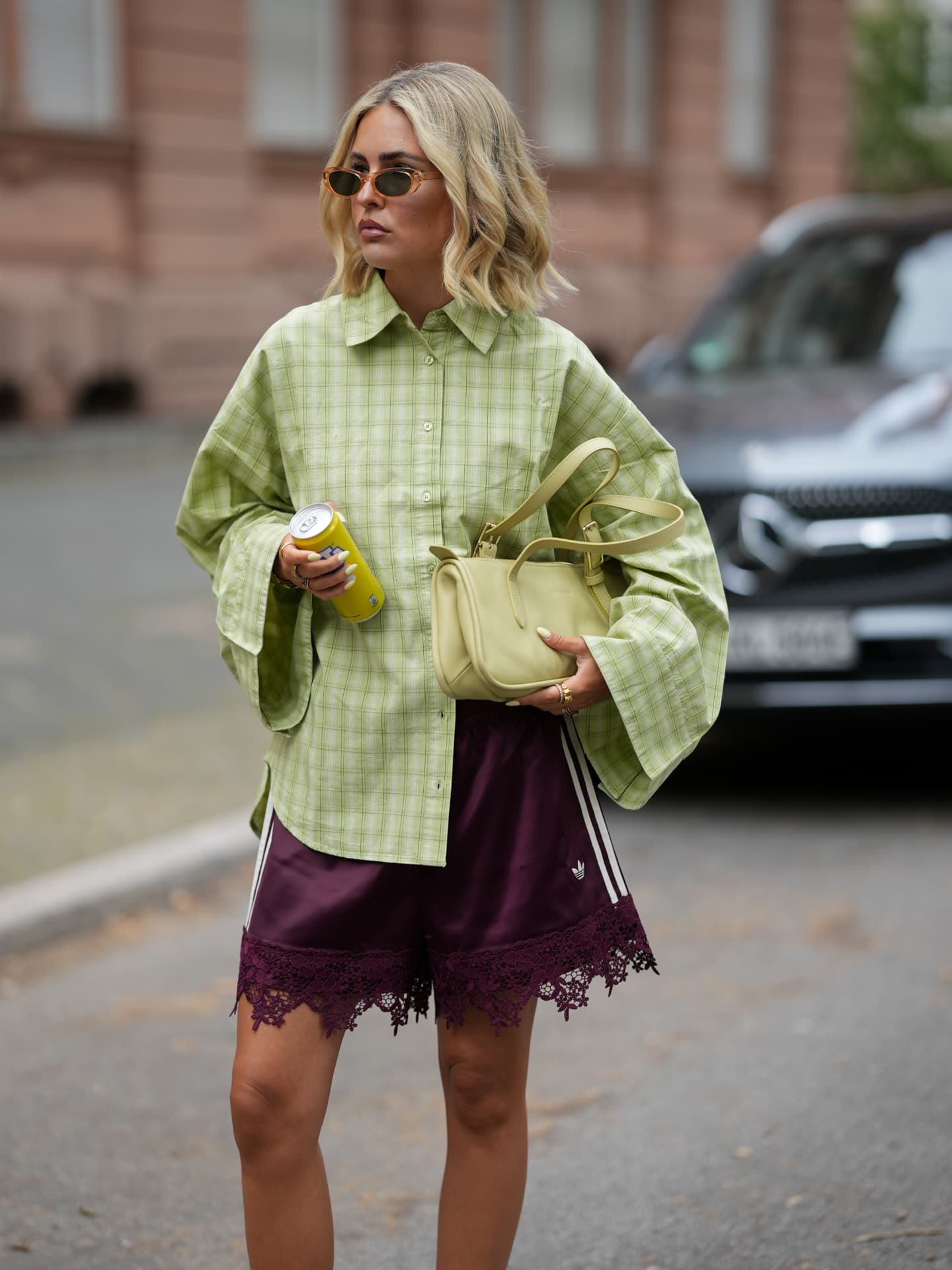 Frau in Satin-Shorts