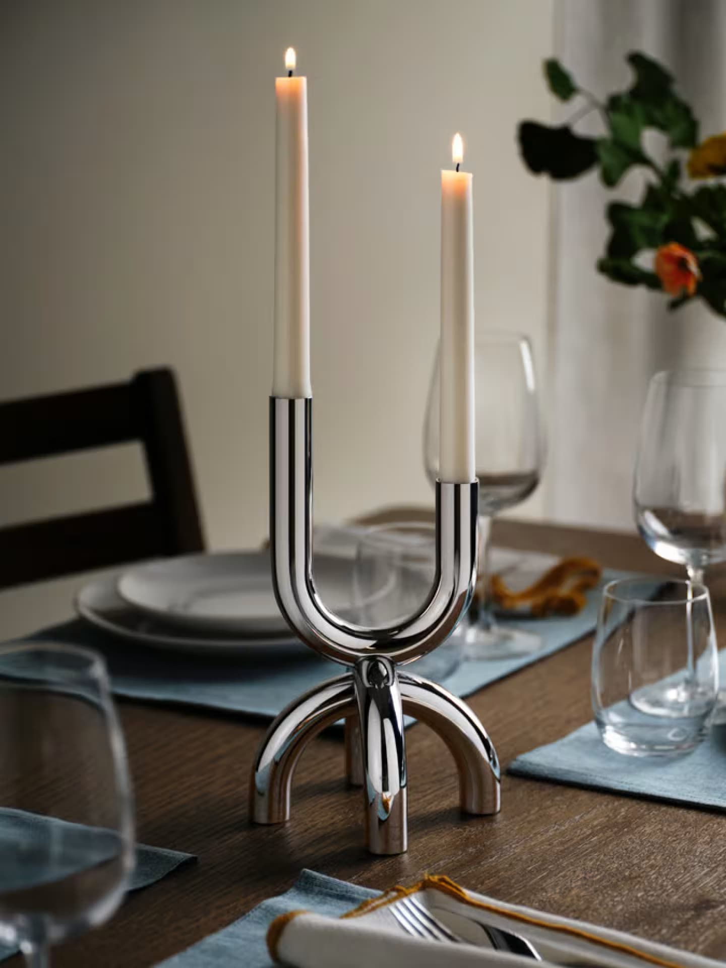 Ein Kerzenständer in Chrom-Optik liegt gerade im Trend. Kerzenständer in Chrom auf einem gedeckten Tisch