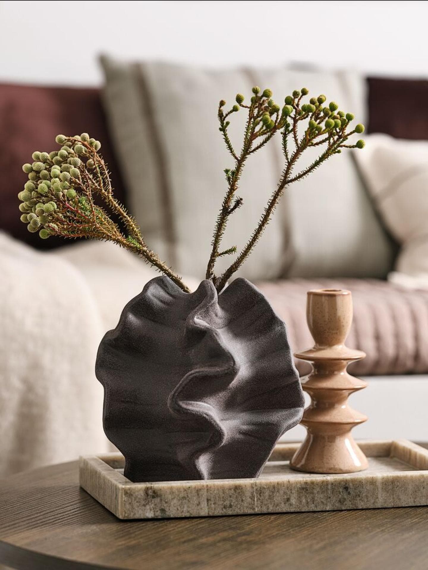 Eine Vase in organischer Form ist eine elegante Abwechslung im Wohnzimmer. Vase „VILHELM“ von Jysk
