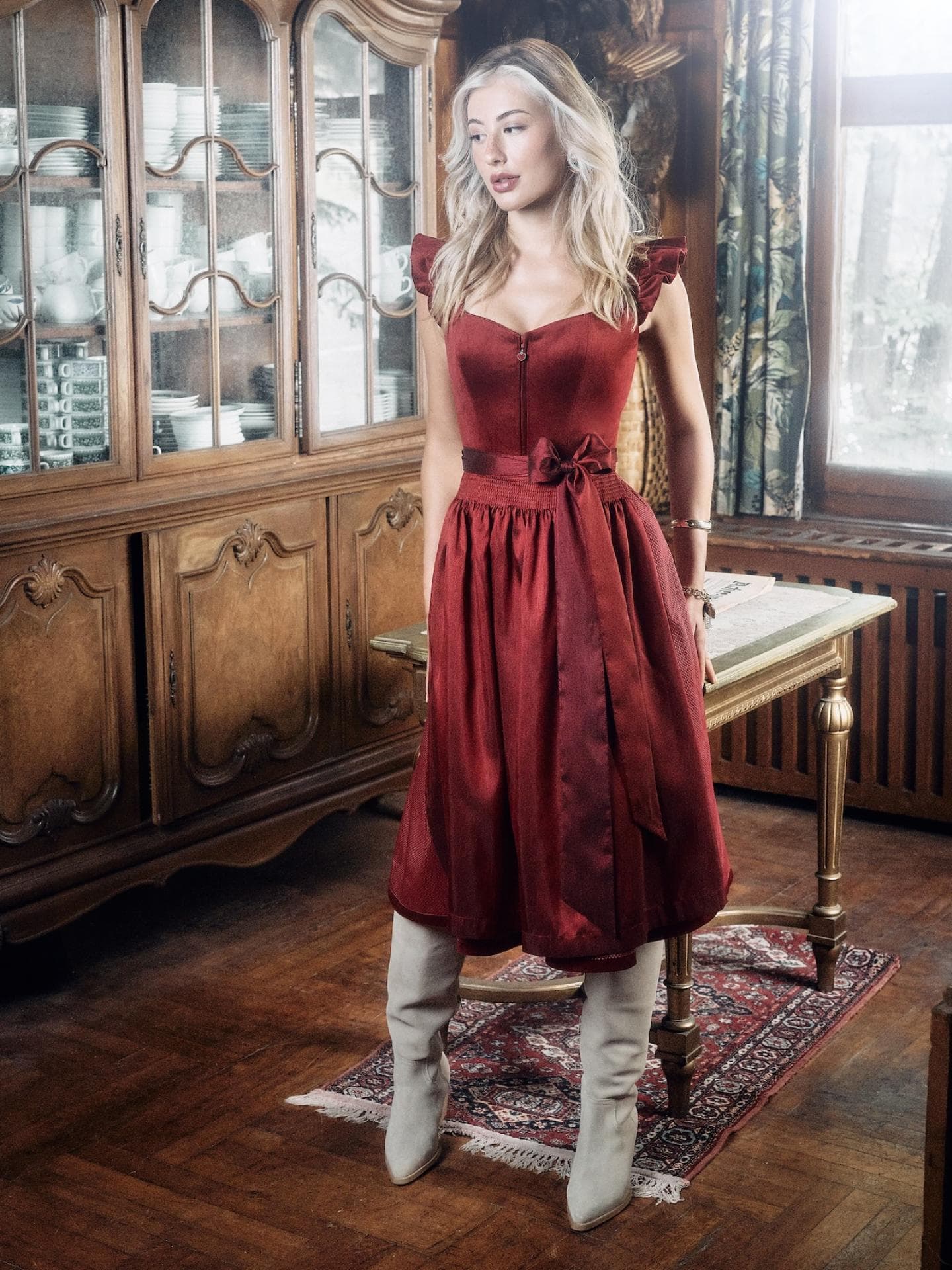 Eine Frau mit einem roten Dirndl ohne Bluse