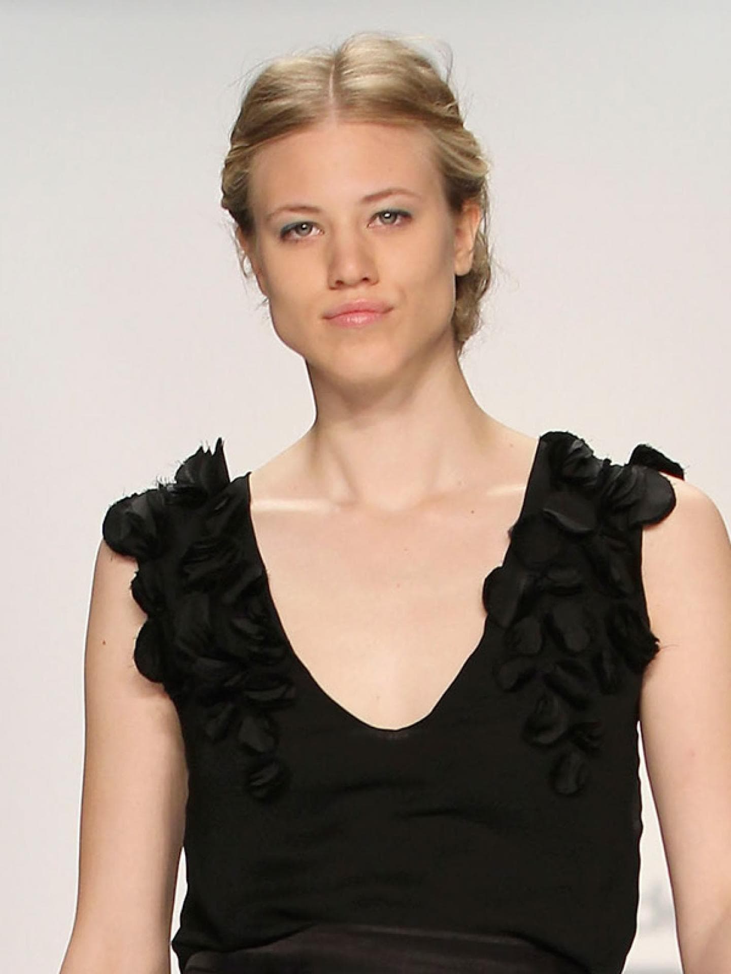 Larissa Marolt mit einem schwarzen Kleid mit V-Ausschnitt.