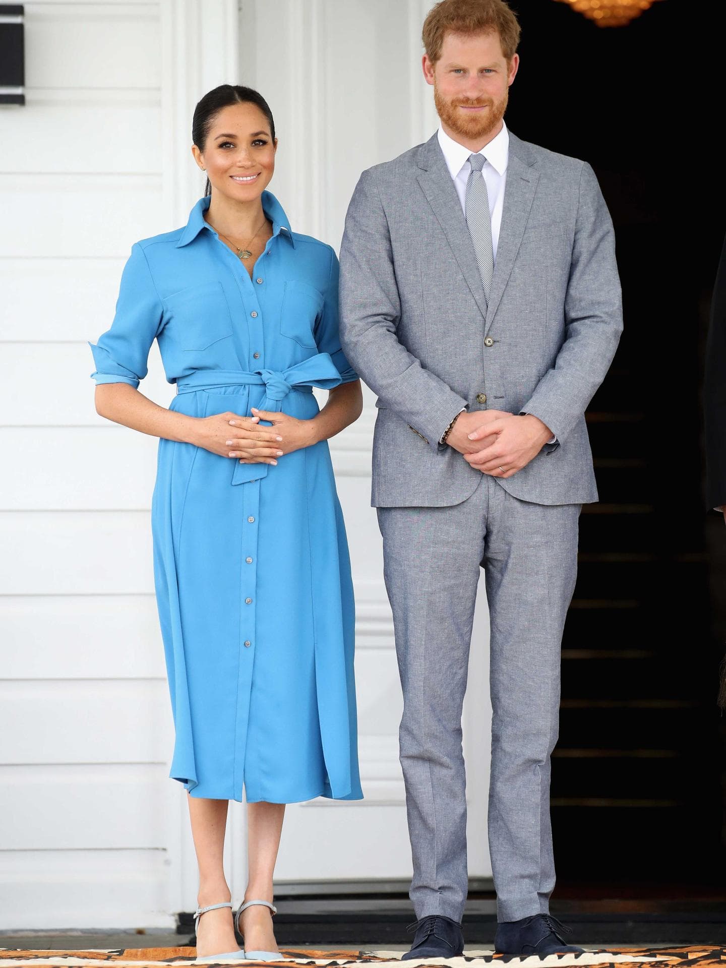 Meghan Markle in einem blauen Hemdkleid Meghan Markle in einem blauen Hemdkleid