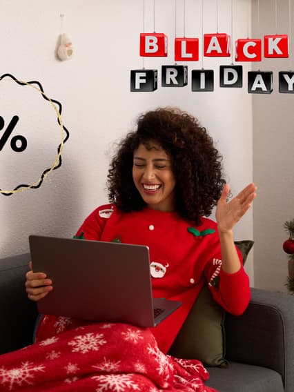 Frau shoppt beim Black Friday Schnäppchen