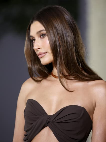 Hailey Bieber in braunem Oberteil 